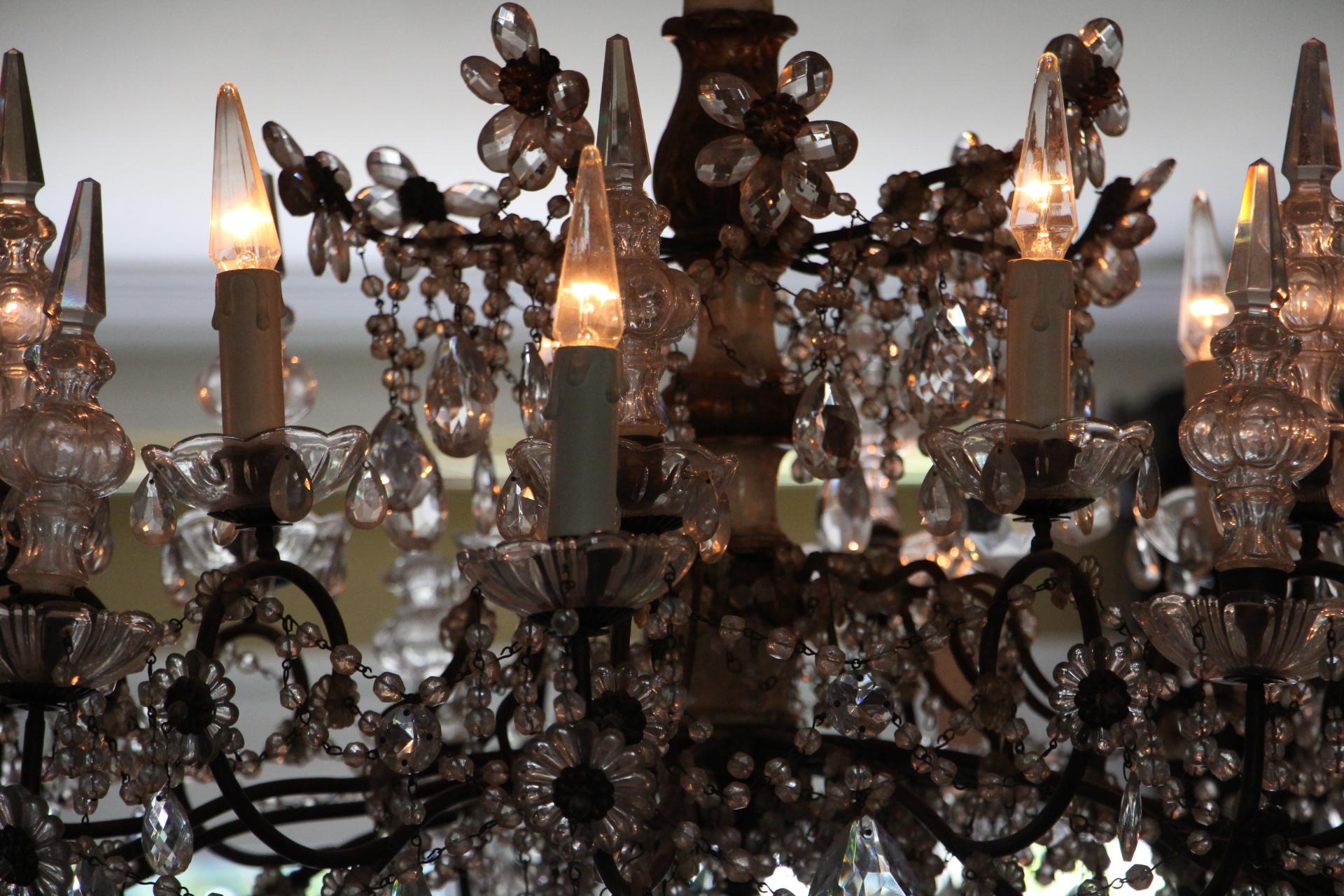 19th Century Italian Neoclassical Giltwood and Crystal Chandelier For Sale 9