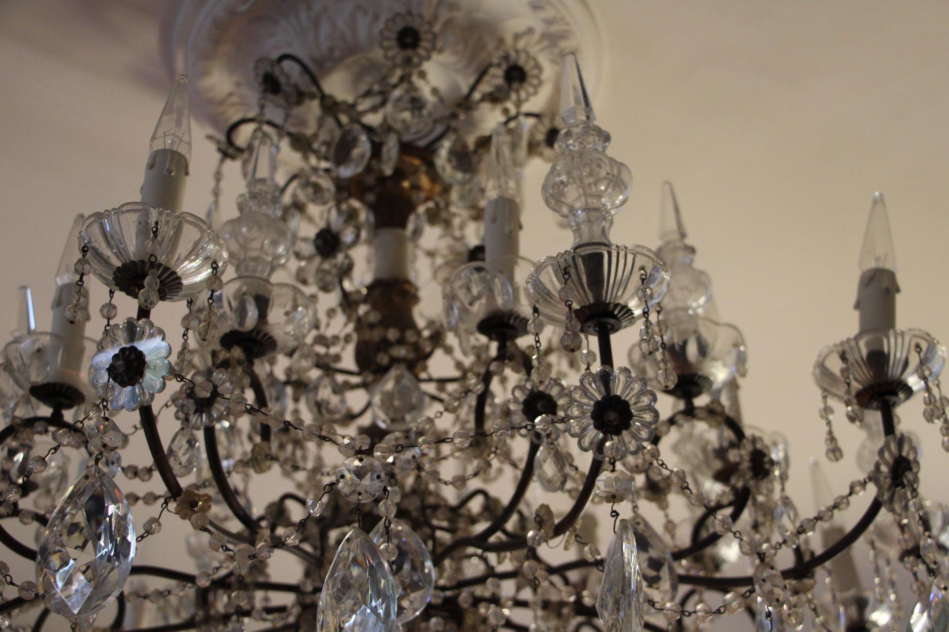 19th Century Italian Neoclassical Giltwood and Crystal Chandelier For Sale 16