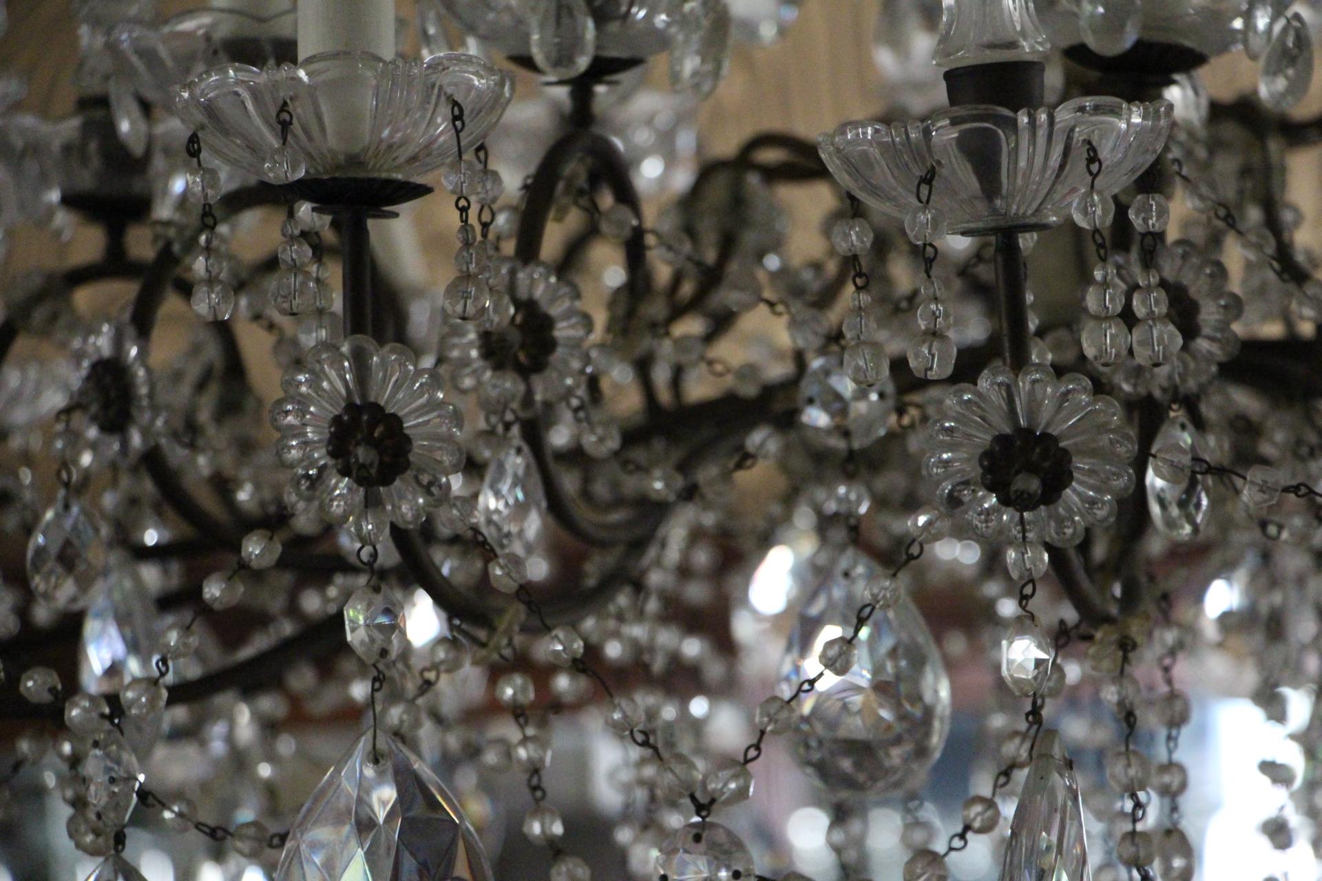 19th Century Italian Neoclassical Giltwood and Crystal Chandelier For Sale 3