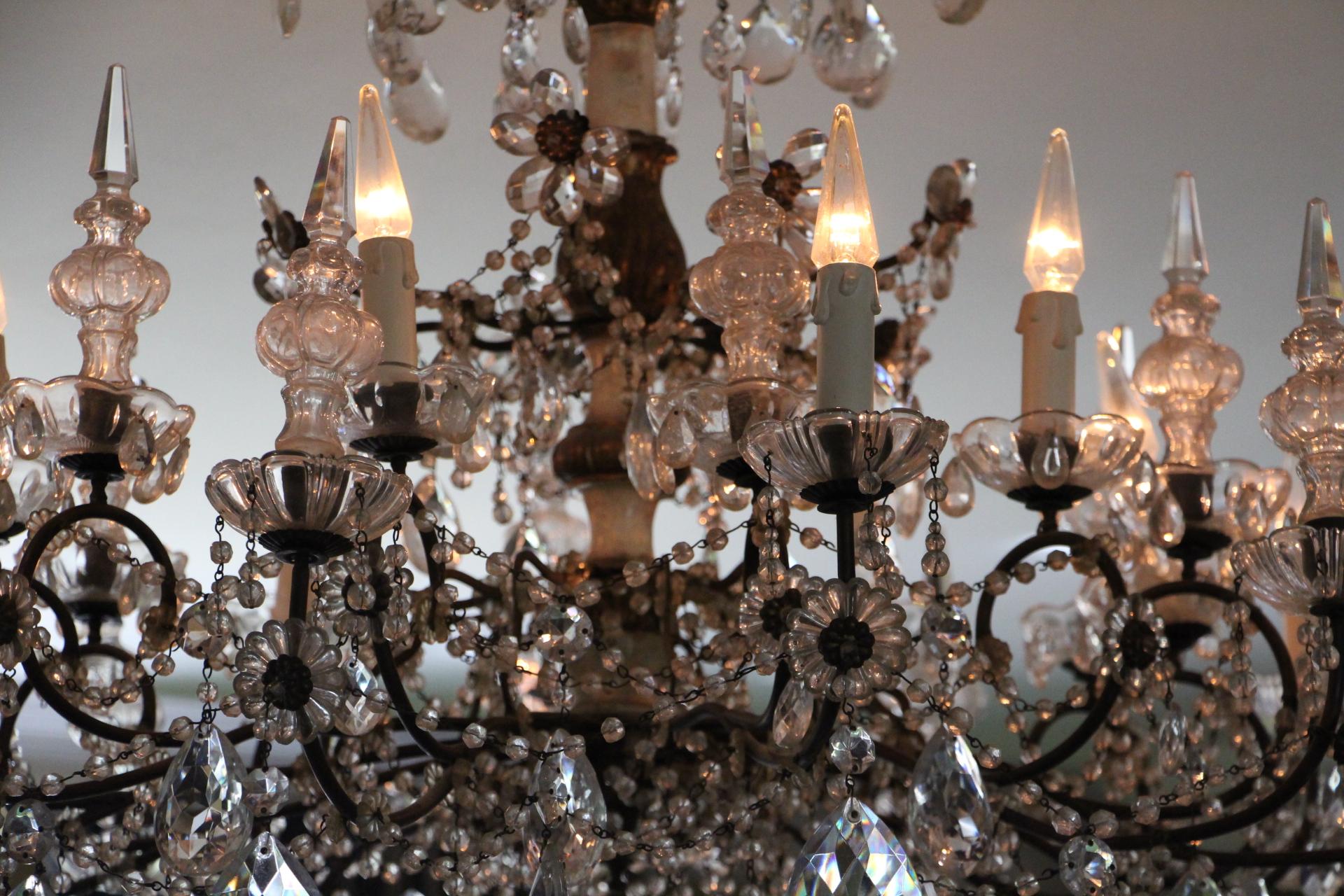 Lampadario neoclassico italiano del XIX secolo in legno dorato e cristallo in vendita 1