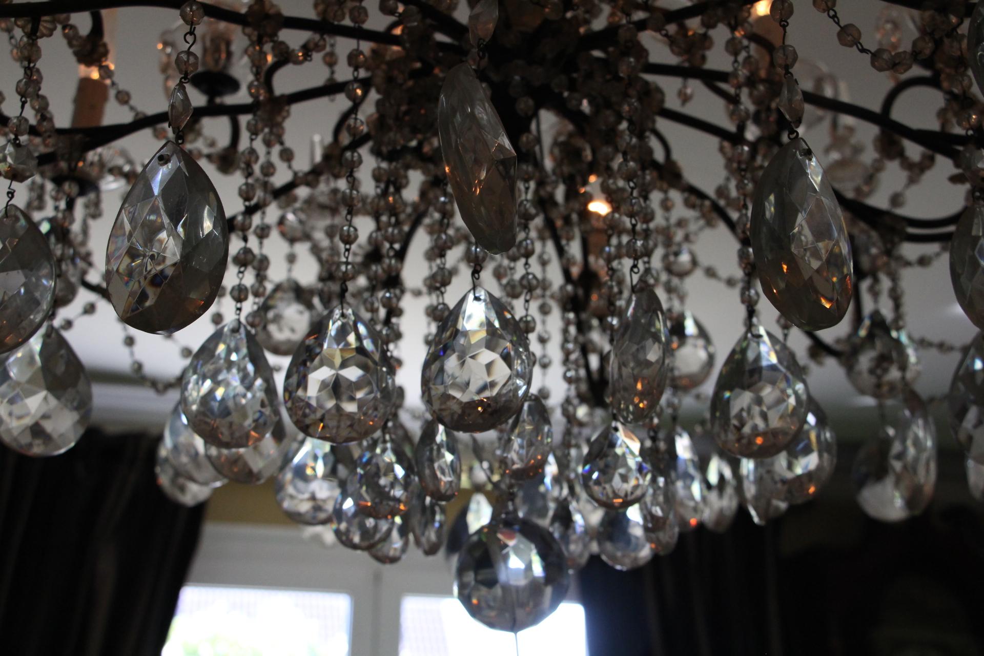 19th Century Italian Neoclassical Giltwood and Crystal Chandelier For Sale 6