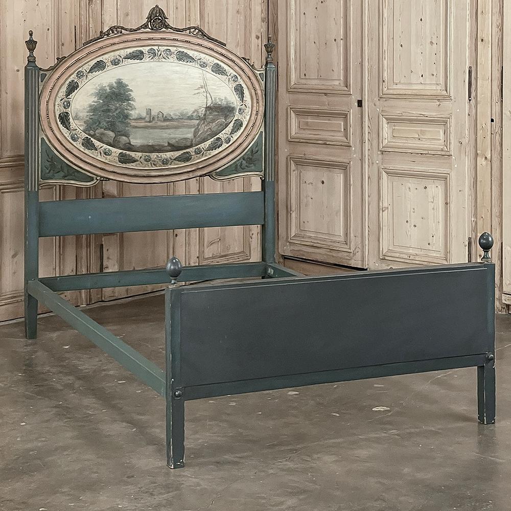 Lit 3/4 peint néoclassique italien du XIXe siècle de style Louis XVI a été fabriqué sur mesure, comme c'est le cas pour la plupart des lits de qualité de l'époque, conçu pour accueillir un matelas de taille particulière avant la standardisation des