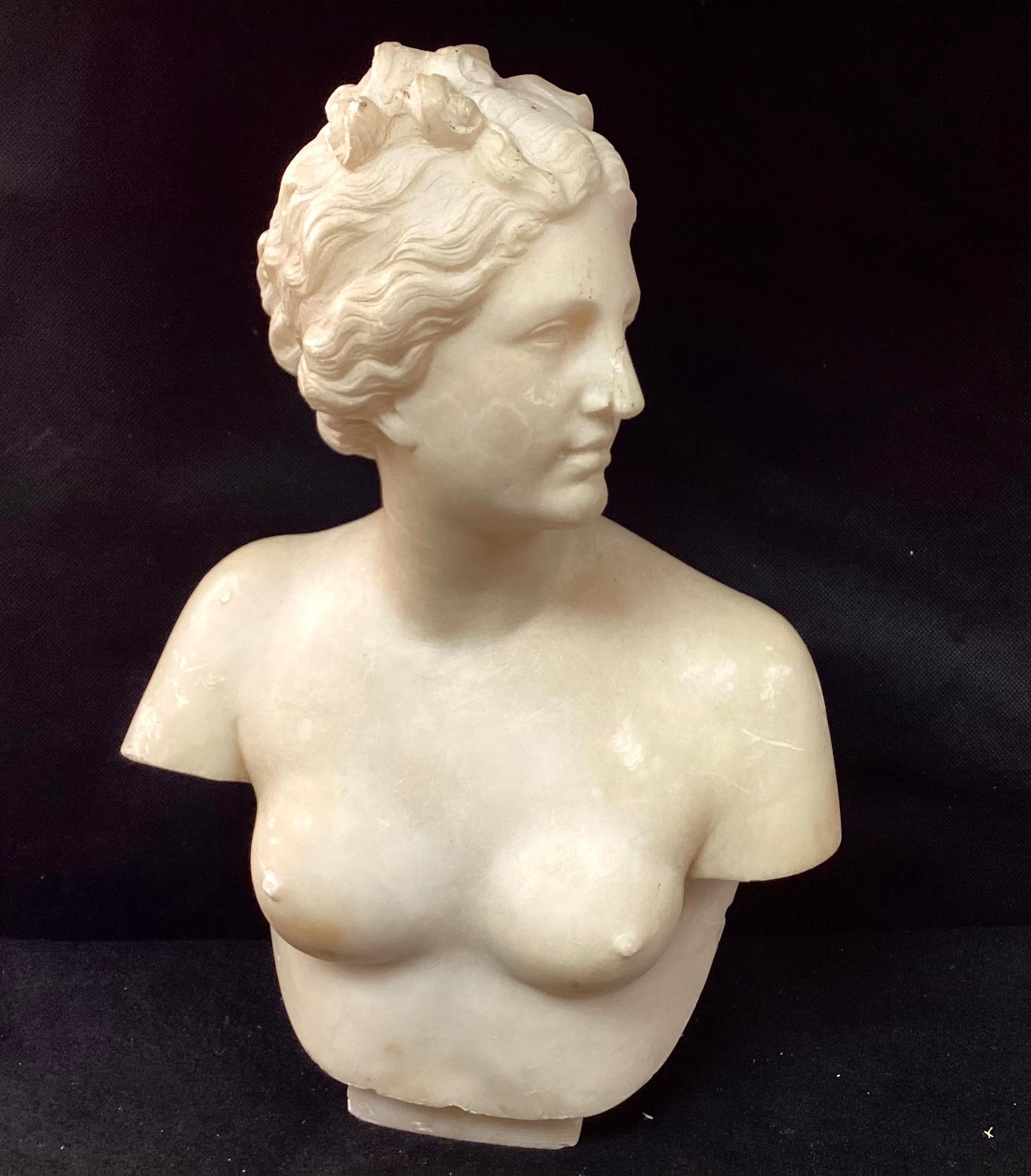 Italienische neoklassizistische Marmorbüste aus dem 19. Jahrhundert, möglicherweise von Aphrodite, die die zeitlosen Ideale von Schönheit, Liebe und Begehren symbolisiert. Wunderschön geschnitzt mit zarten Gesichtszügen.