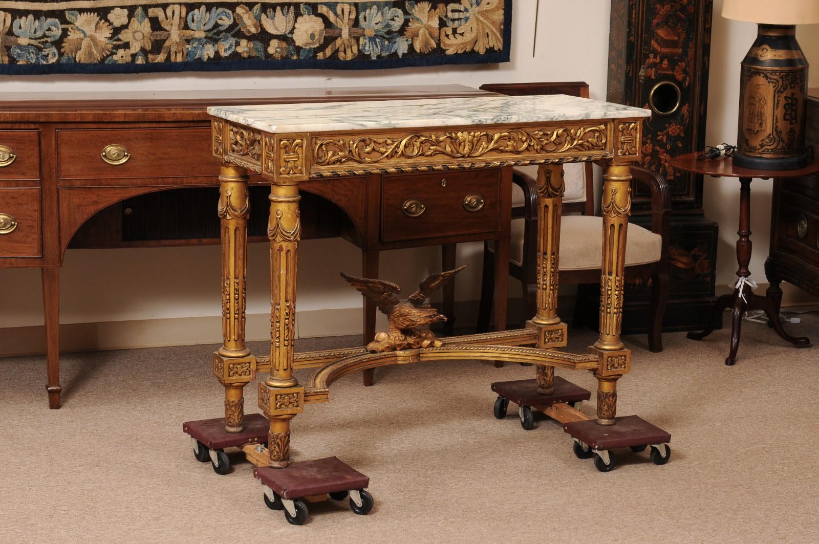 Consolle neoclassica italiana del XIX secolo in legno dorato con piano in marmo, fregio intagliato, gambe scanalate e dettaglio dell'aquila