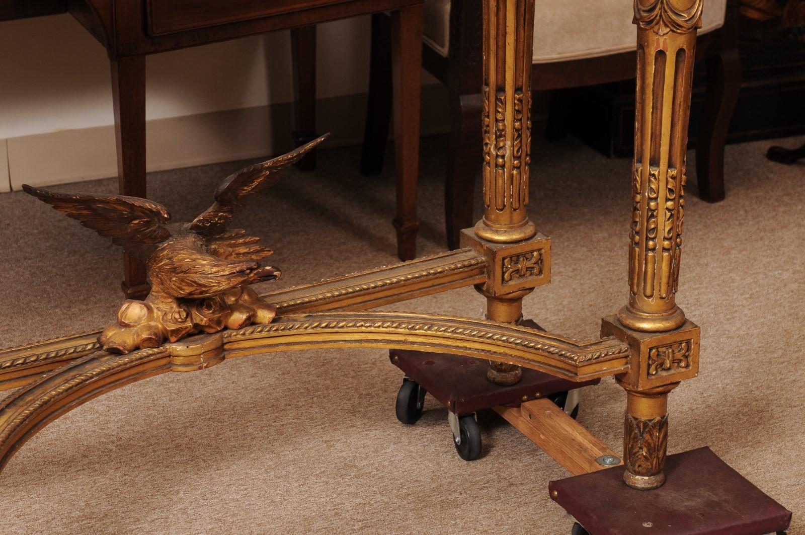 Italiano Tavolo da console neoclassico italiano del XIX secolo con piano in marmo e legno dorato in vendita