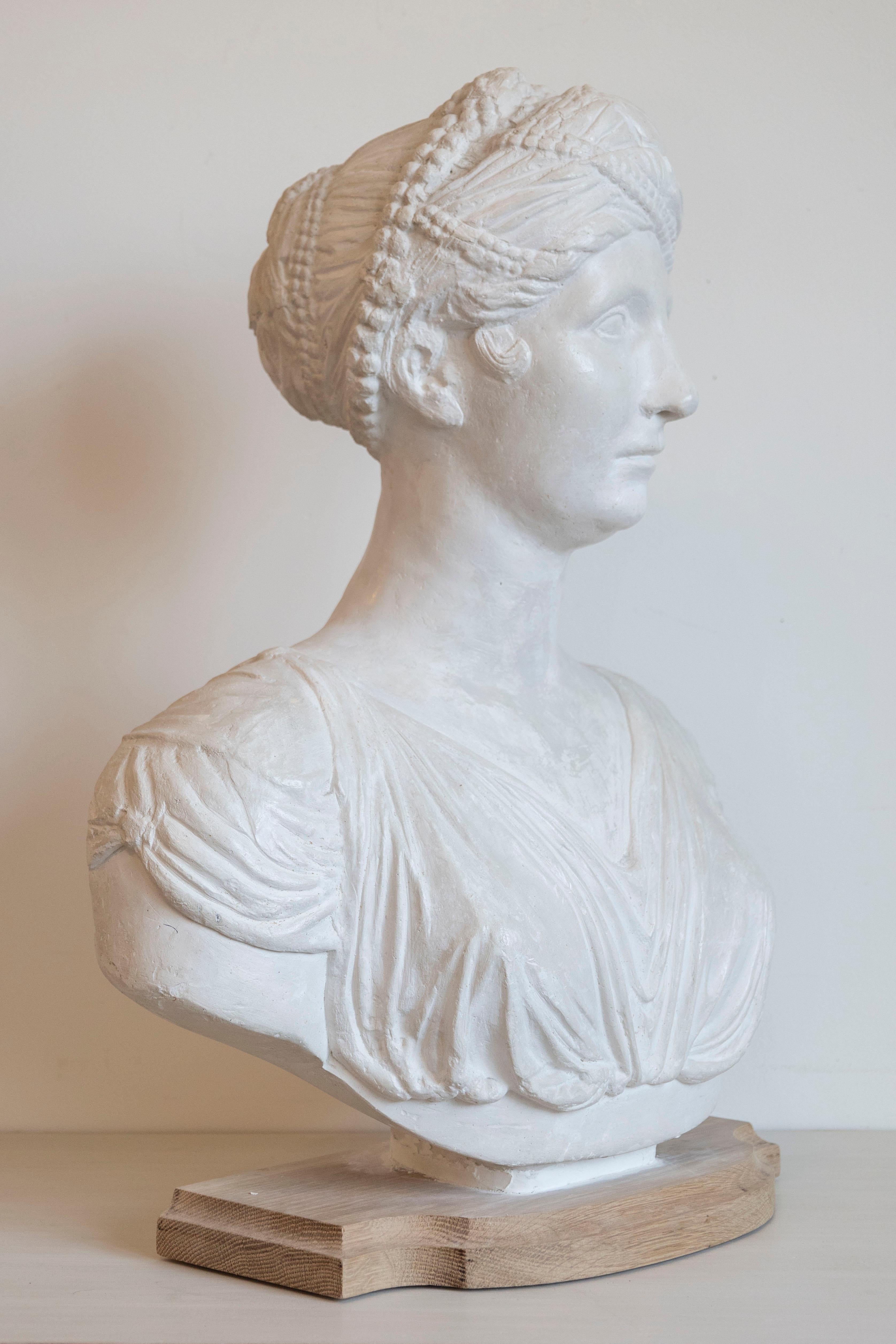 19th Century Italian Neoclassical Plaster Bust of a Roman Woman For Sale 3