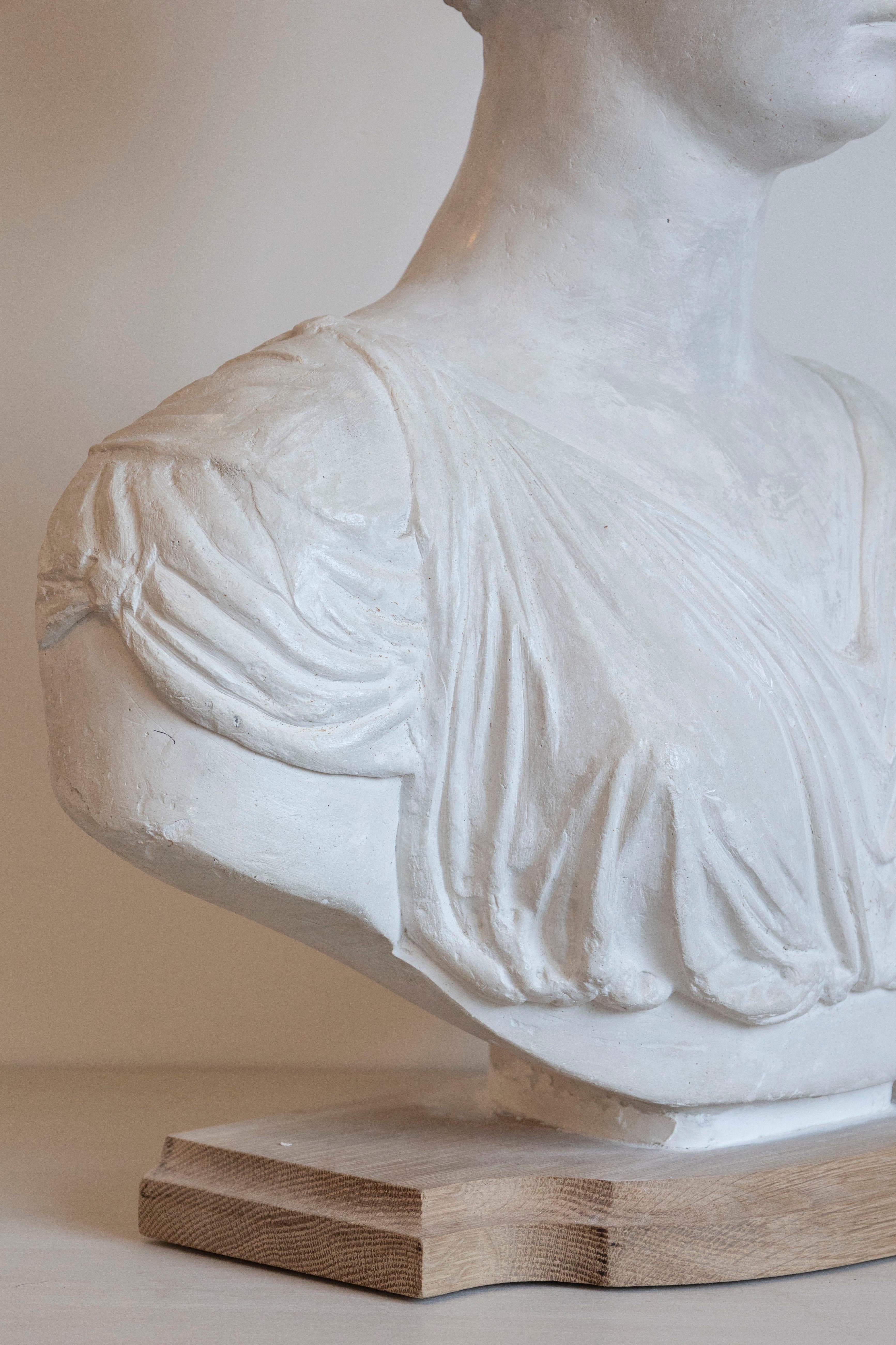 19th Century Italian Neoclassical Plaster Bust of a Roman Woman For Sale 5