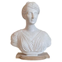 Buste italien néoclassique en plâtre du 19ème siècle représentant une femme romaine