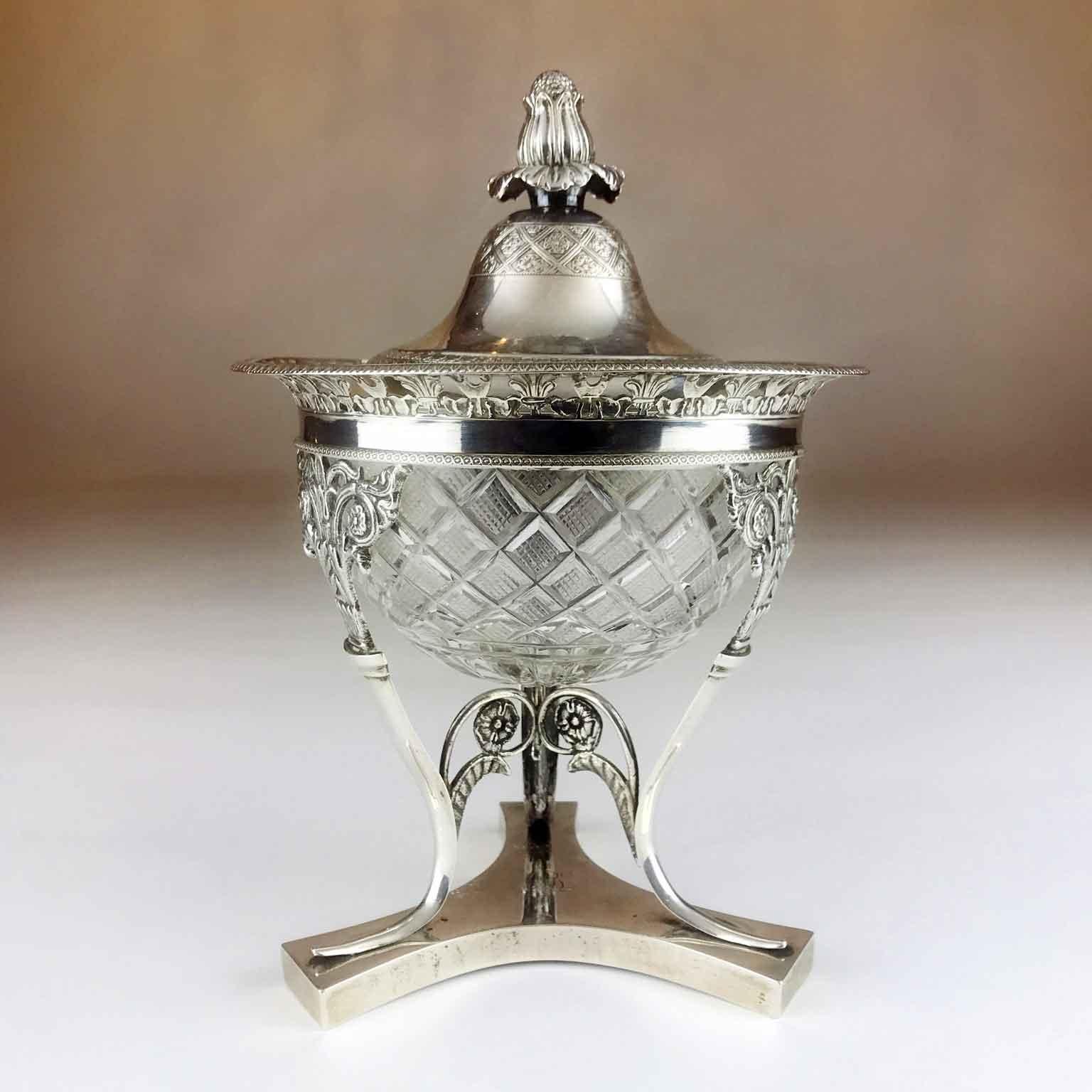 Compota Neoclásica Italiana de Plata y Cristal del Siglo XIX con Tapa Neoclásico en venta