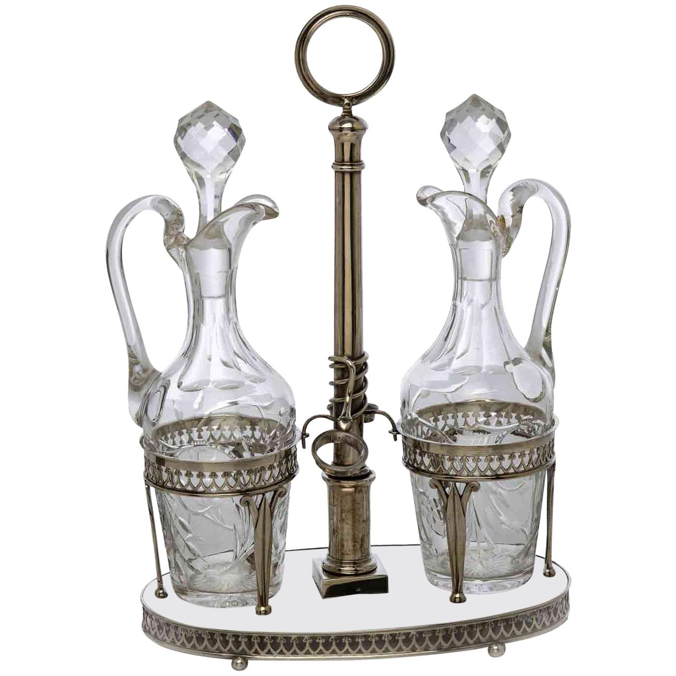 Oliera italiana in Argento di provenienza lombarda, della città di Brescia 1812/1872. Servicio de mesa, cestello ovale in argento contenente le ampolle dell'olio e dell'aceto. En una terraza ovalada bordeada por una cornisa reforzada, se encuentra