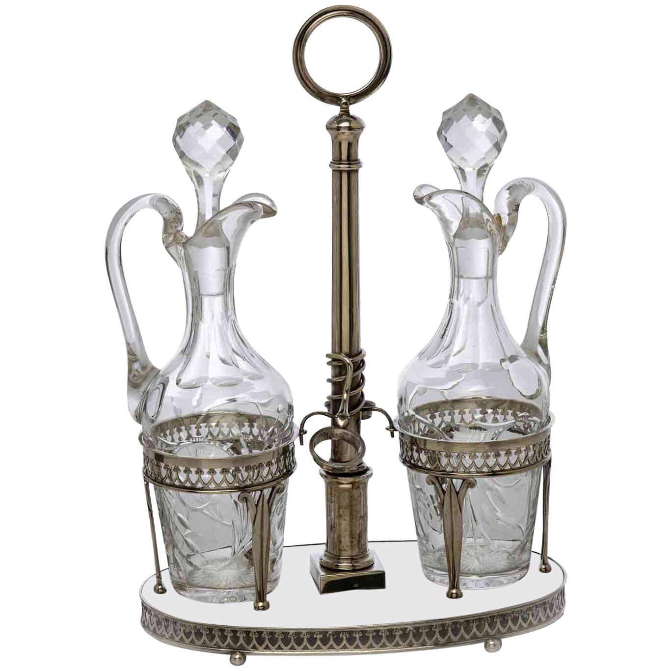 Oliera italiana in Argento di provenienza lombarda, della città di Brescia 1812/1872. Servizio da tavola, cestello ovale in argento contenente le ampolle dell'olio e dell'aceto. Su di una terrazza ovale bordata da una cornice traforata si innesta il