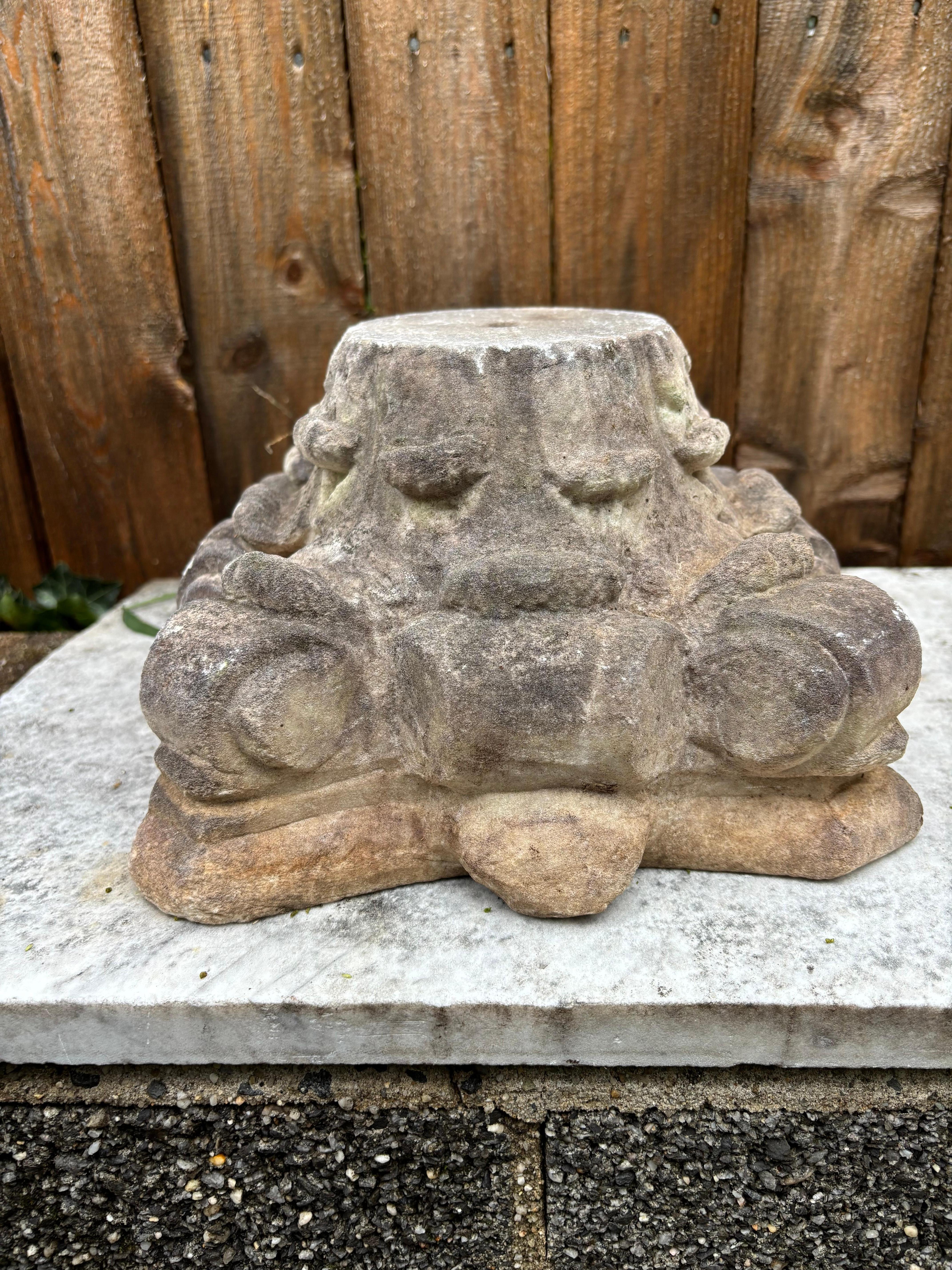 Capitel corintio de mármol tallado de estilo neoclásico italiano del siglo XIX en venta 3