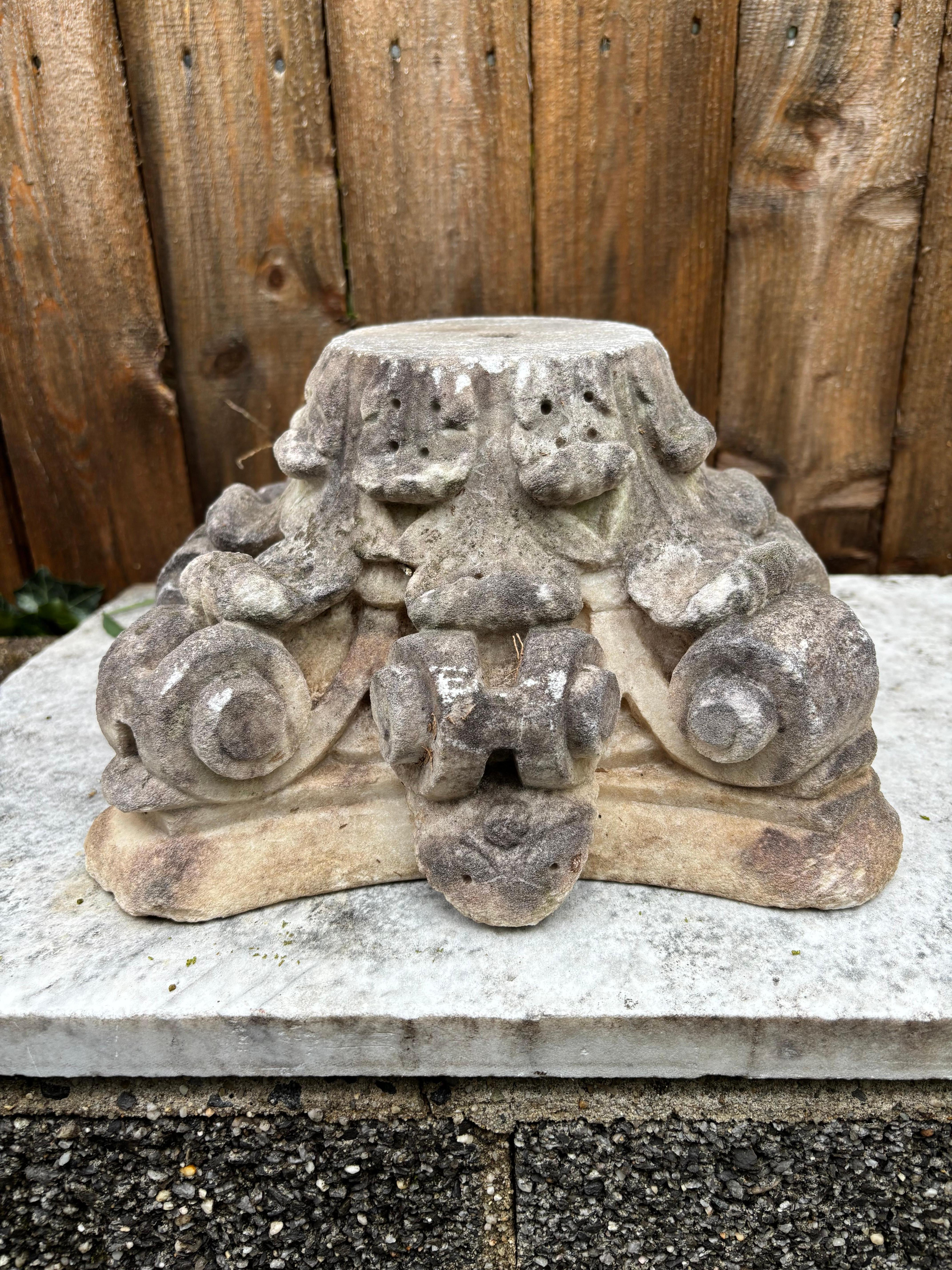 Capitel corintio de mármol tallado de estilo neoclásico italiano del siglo XIX en venta 4