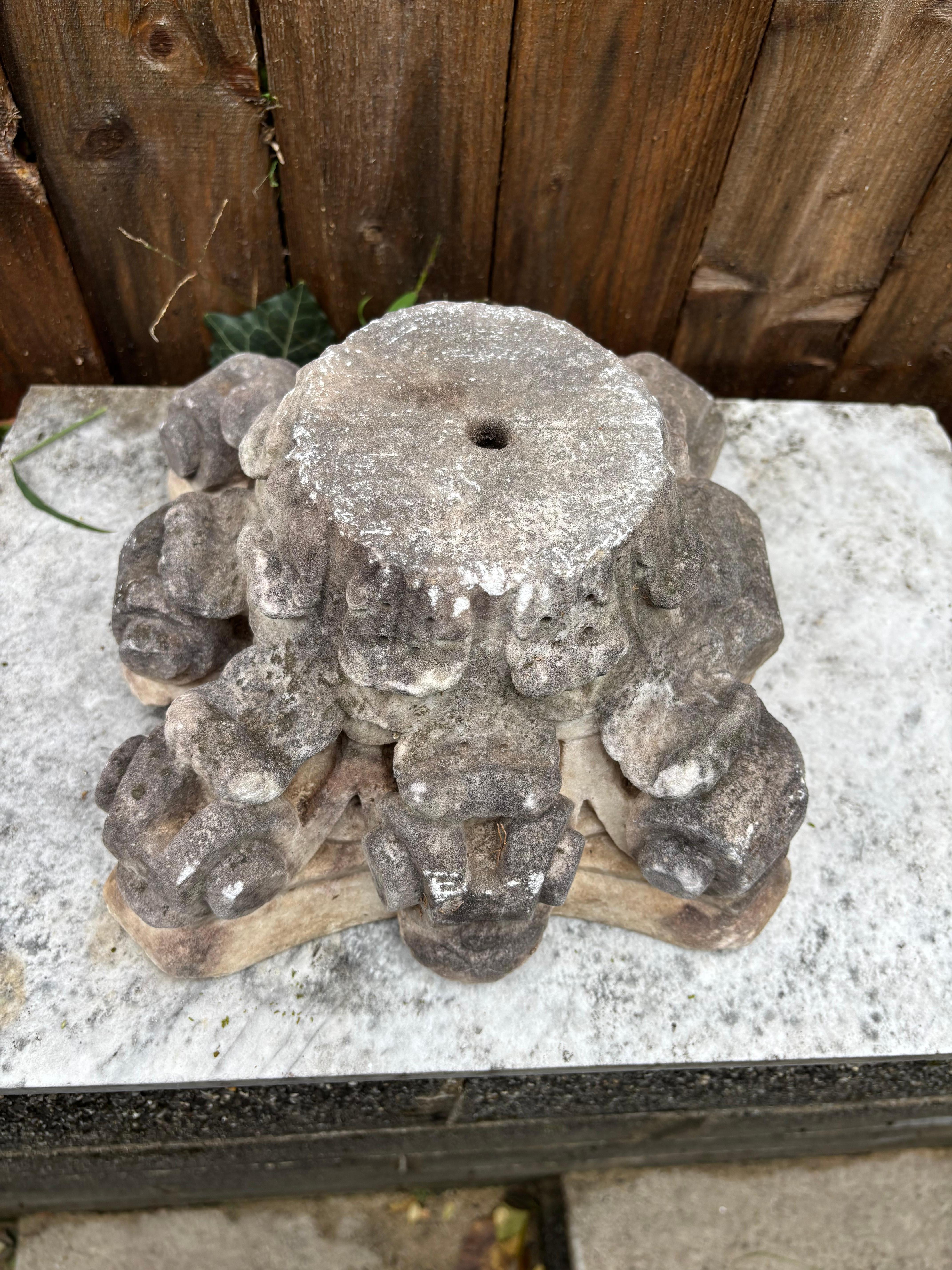 Capitel corintio de mármol tallado de estilo neoclásico italiano del siglo XIX en venta 5