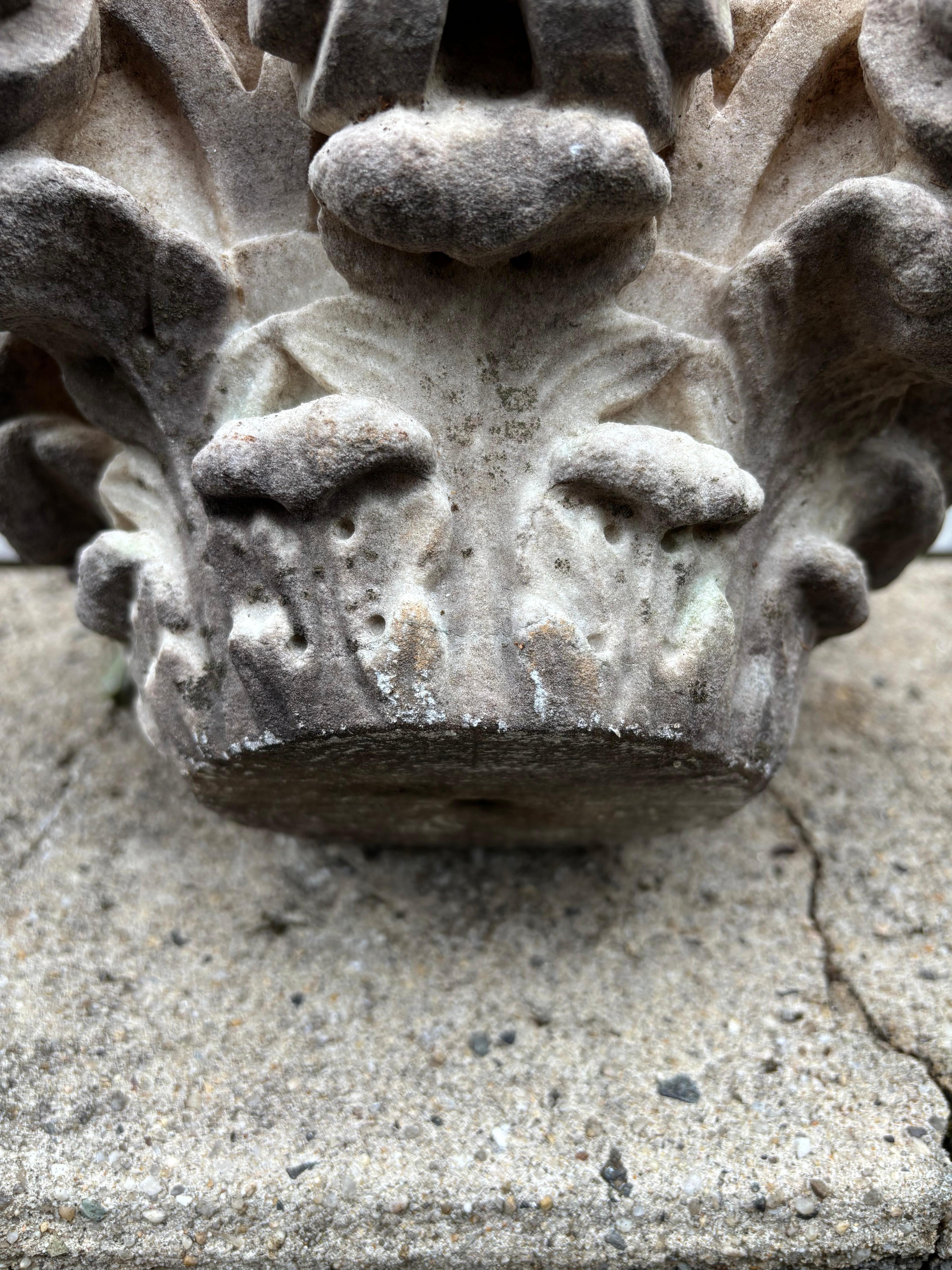 Capitel corintio de mármol tallado de estilo neoclásico italiano del siglo XIX en venta 6