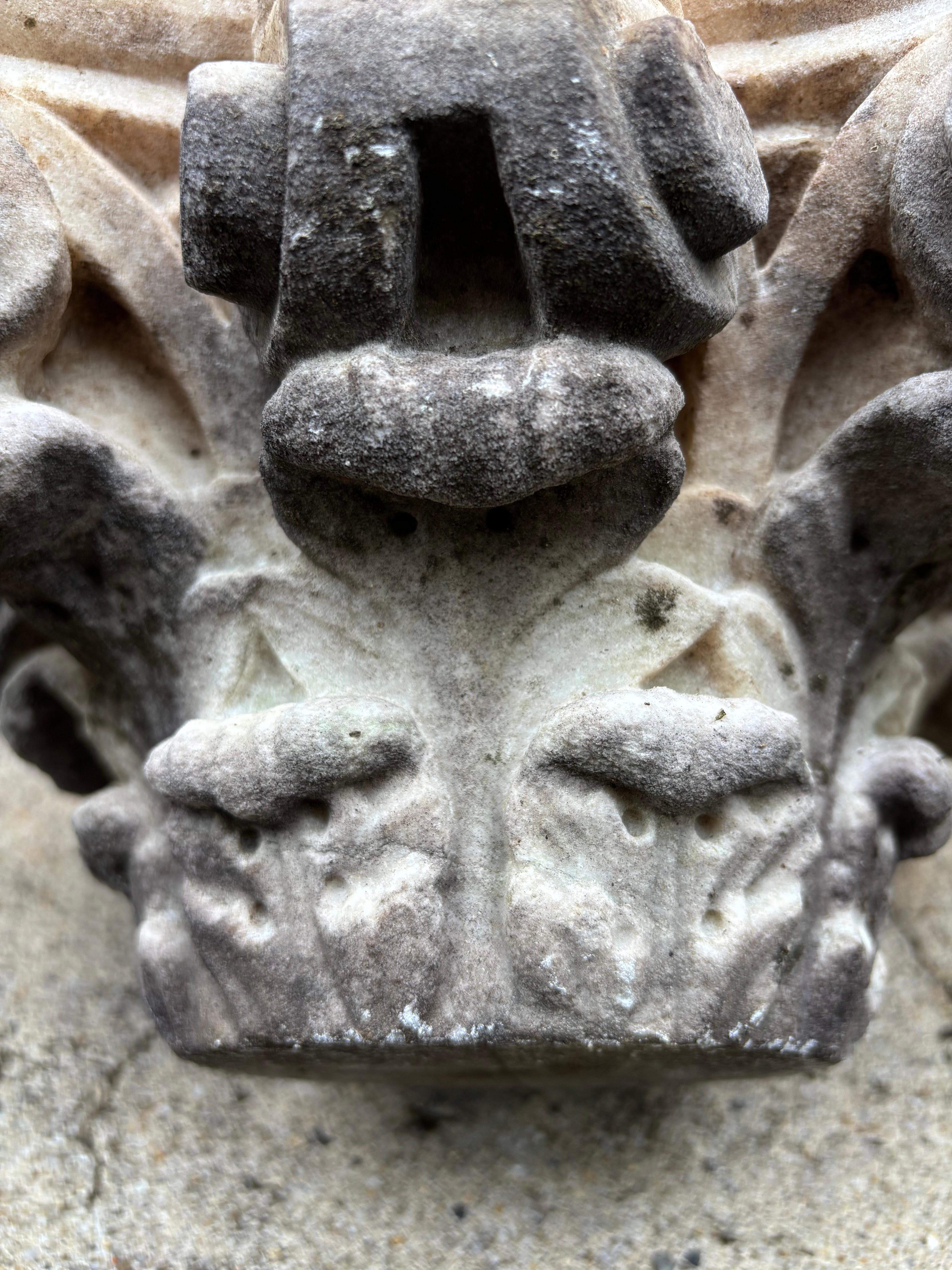 Capitel corintio de mármol tallado de estilo neoclásico italiano del siglo XIX en venta 7