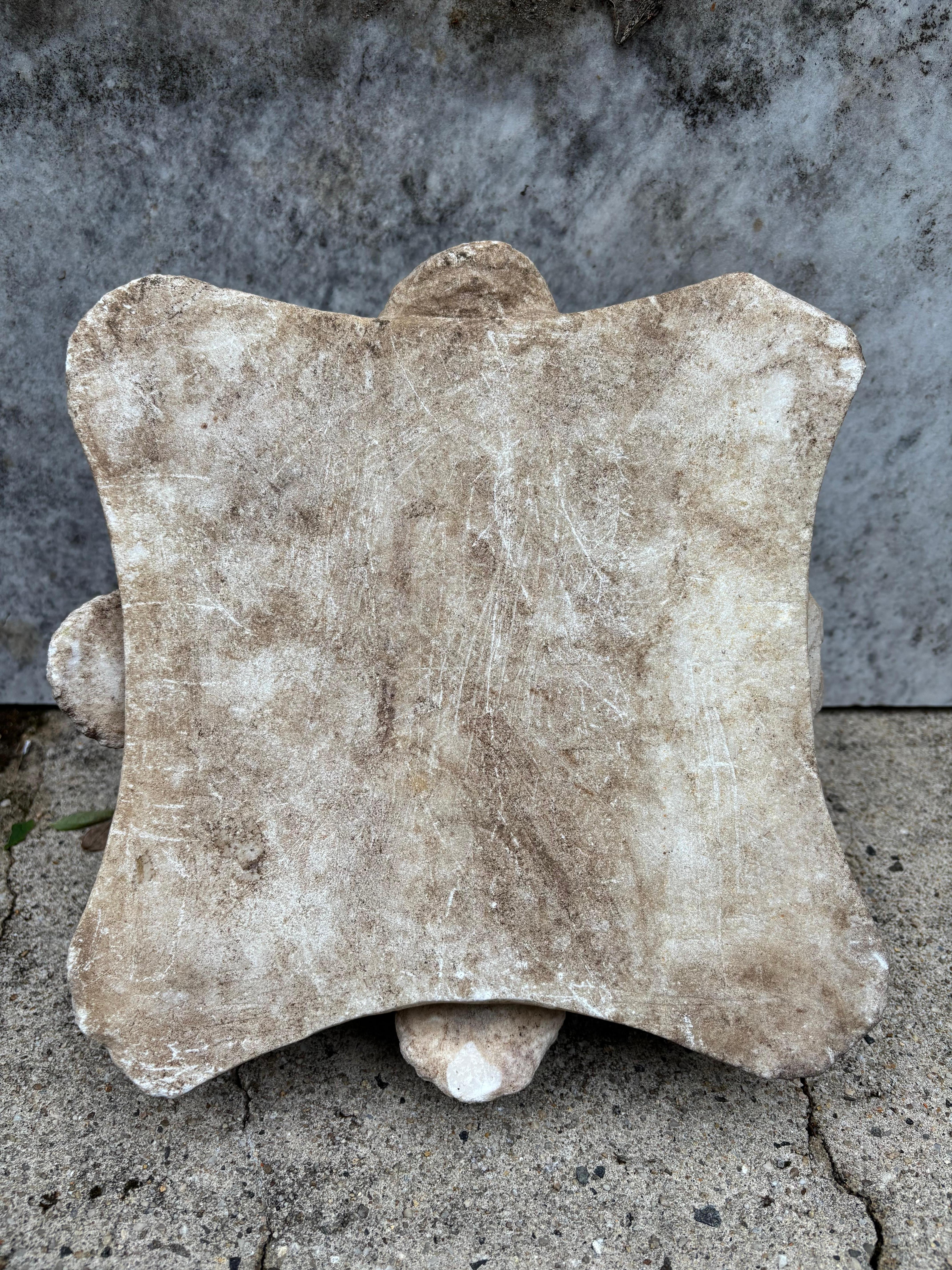 Capitel corintio de mármol tallado de estilo neoclásico italiano del siglo XIX en venta 8