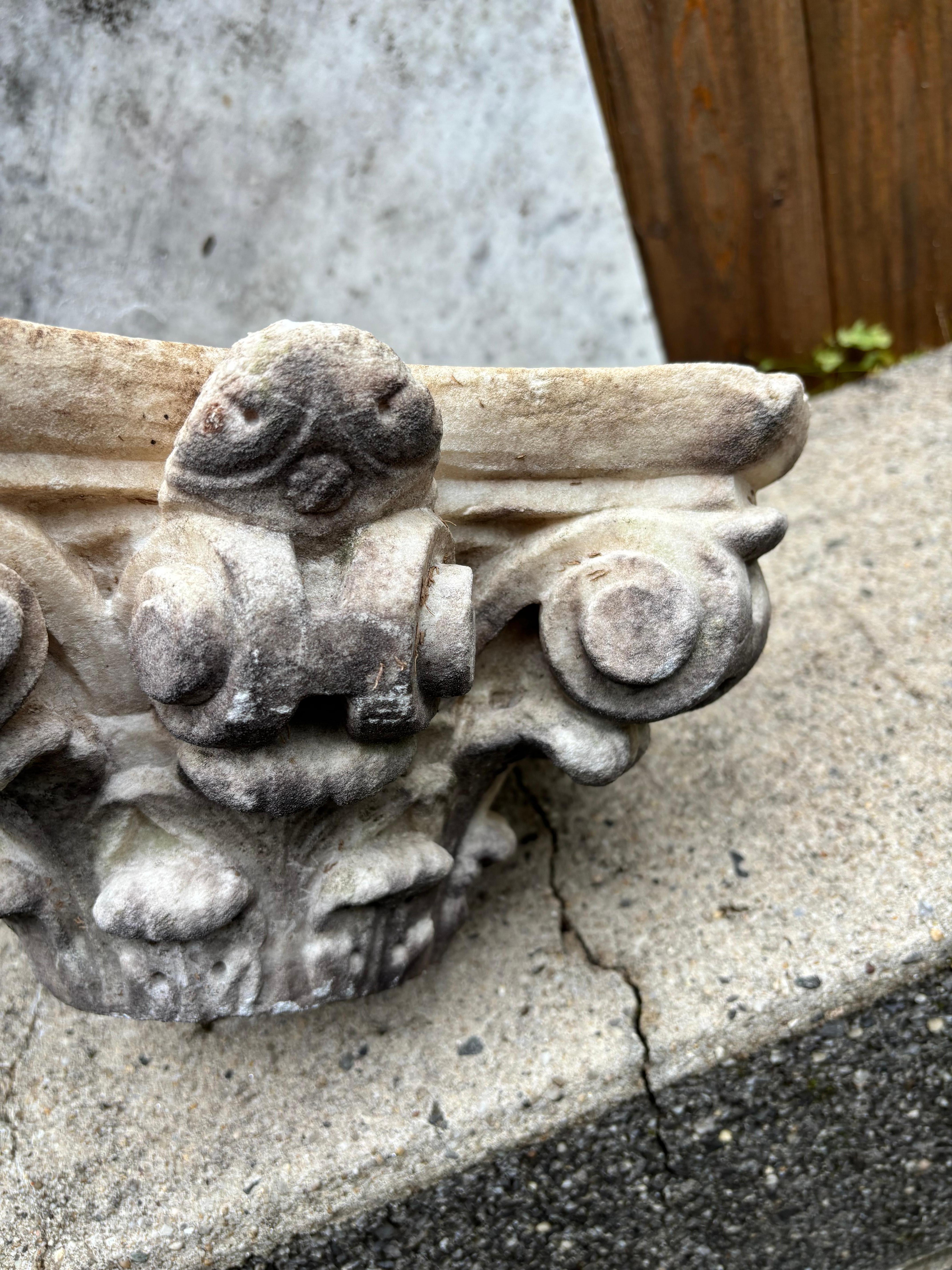 Capitel corintio de mármol tallado de estilo neoclásico italiano del siglo XIX en venta 11