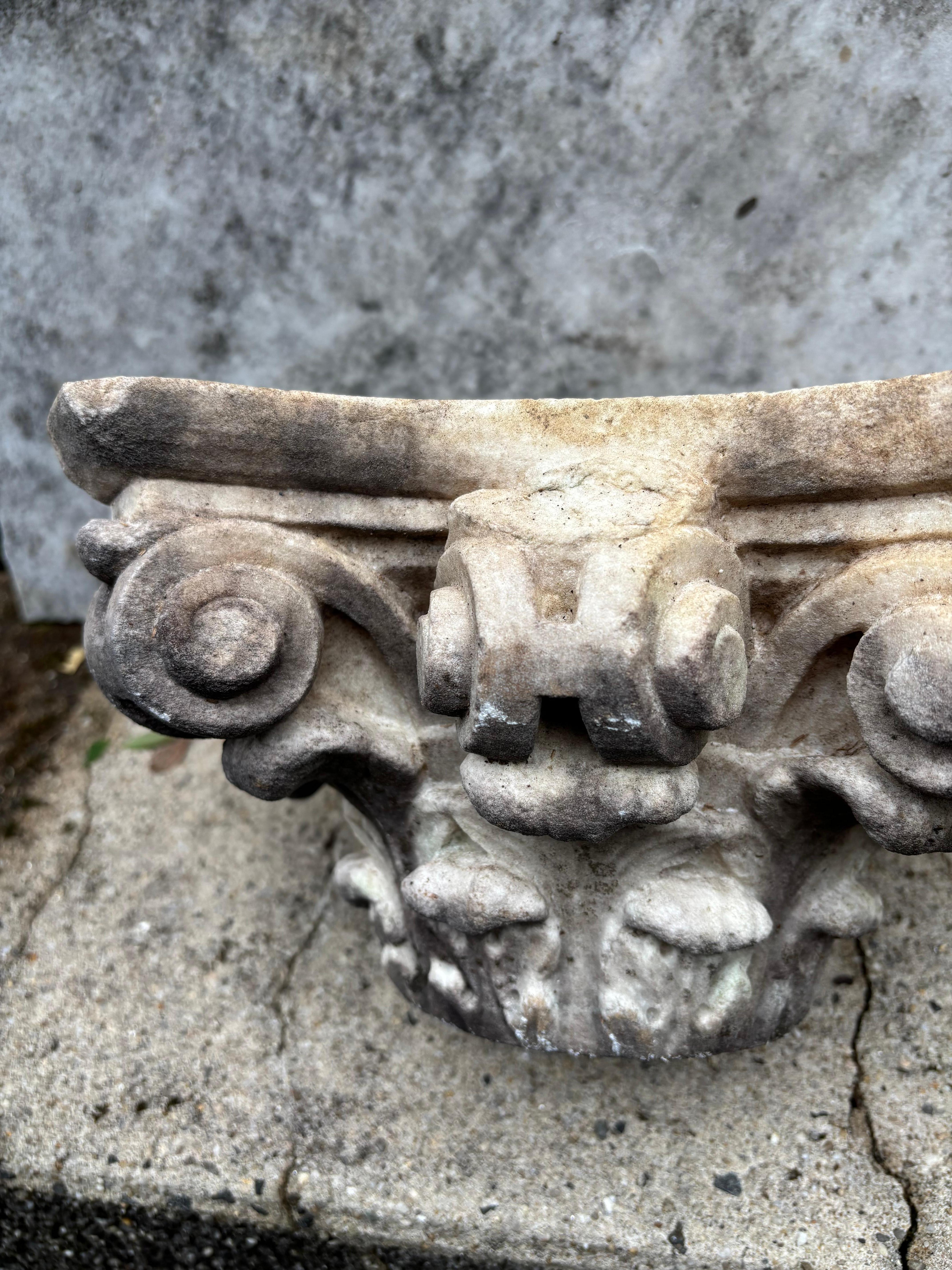 Capitel corintio de mármol tallado de estilo neoclásico italiano del siglo XIX en venta 12