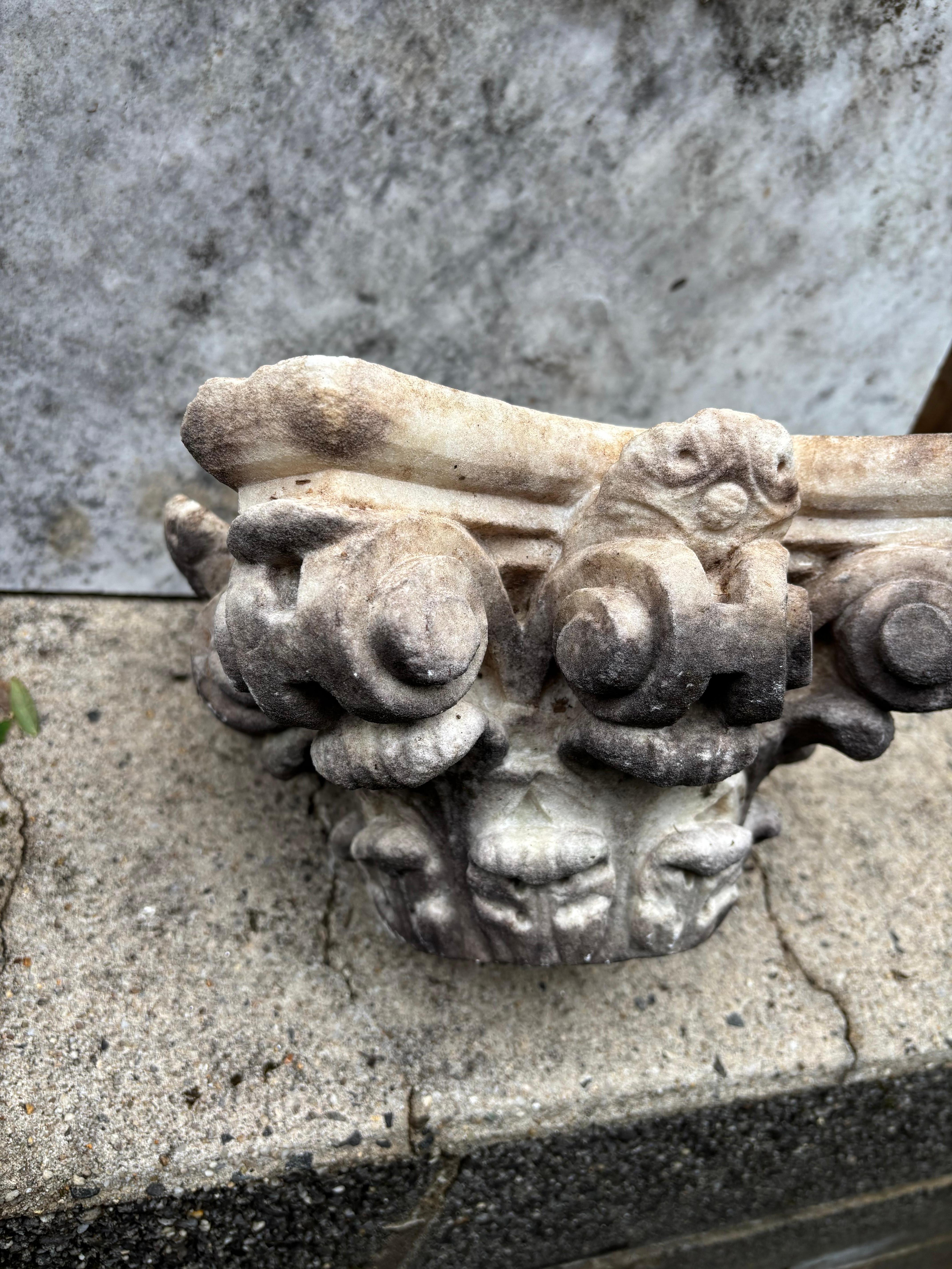 Capitel corintio de mármol tallado de estilo neoclásico italiano del siglo XIX Neoclásico en venta