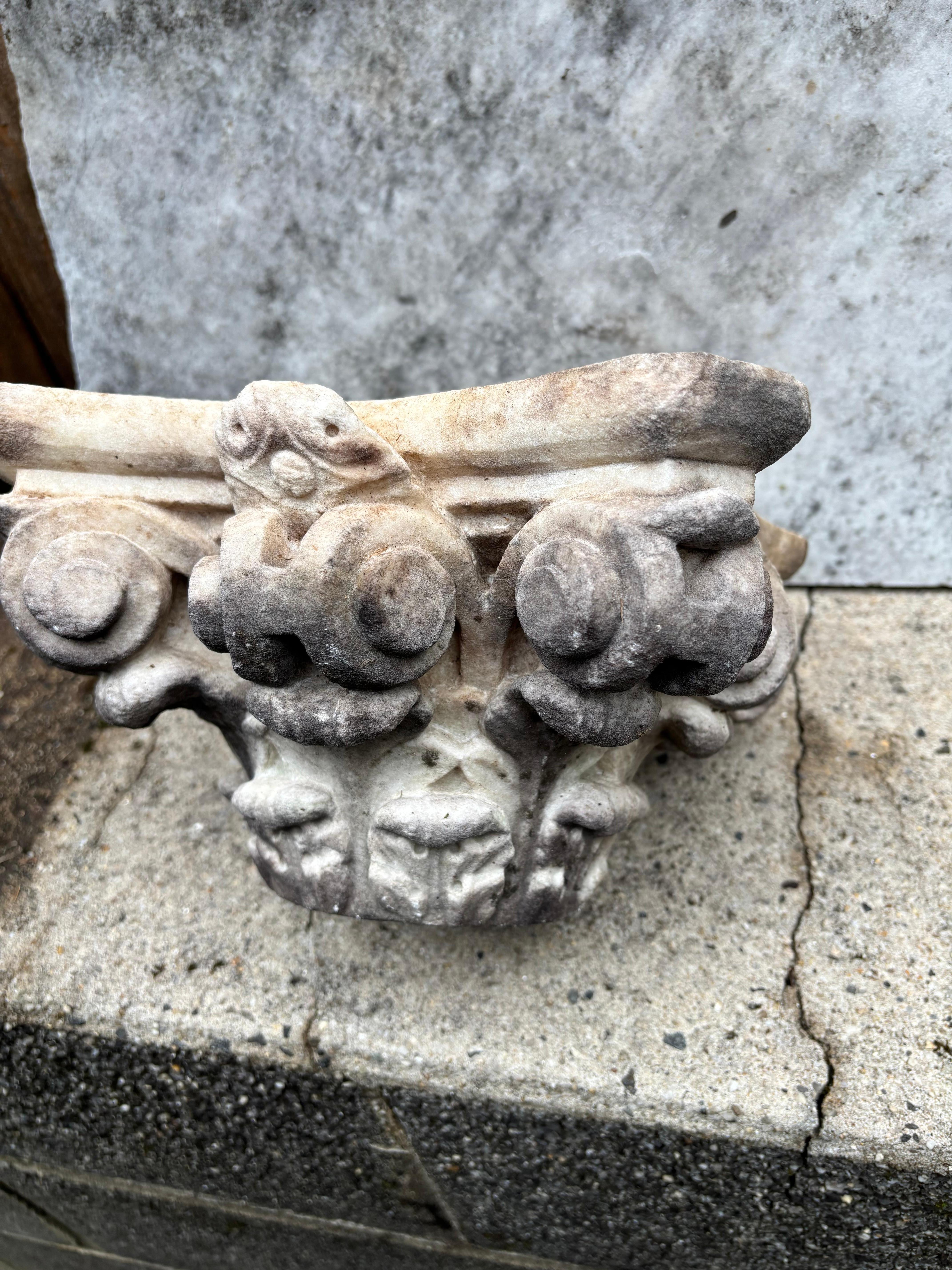 Capitel corintio de mármol tallado de estilo neoclásico italiano del siglo XIX Italiano en venta