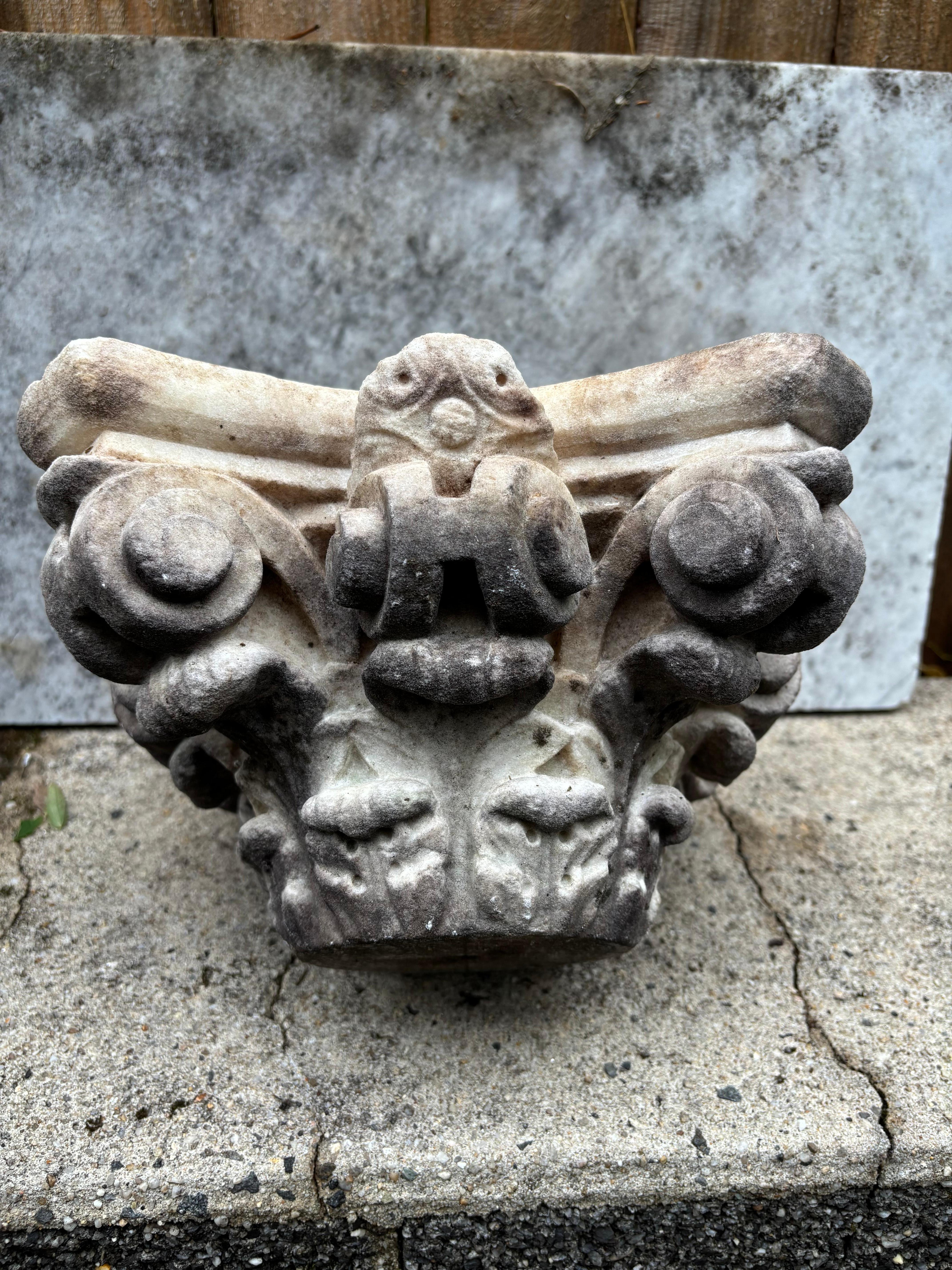 Capitel corintio de mármol tallado de estilo neoclásico italiano del siglo XIX Tallado a mano en venta