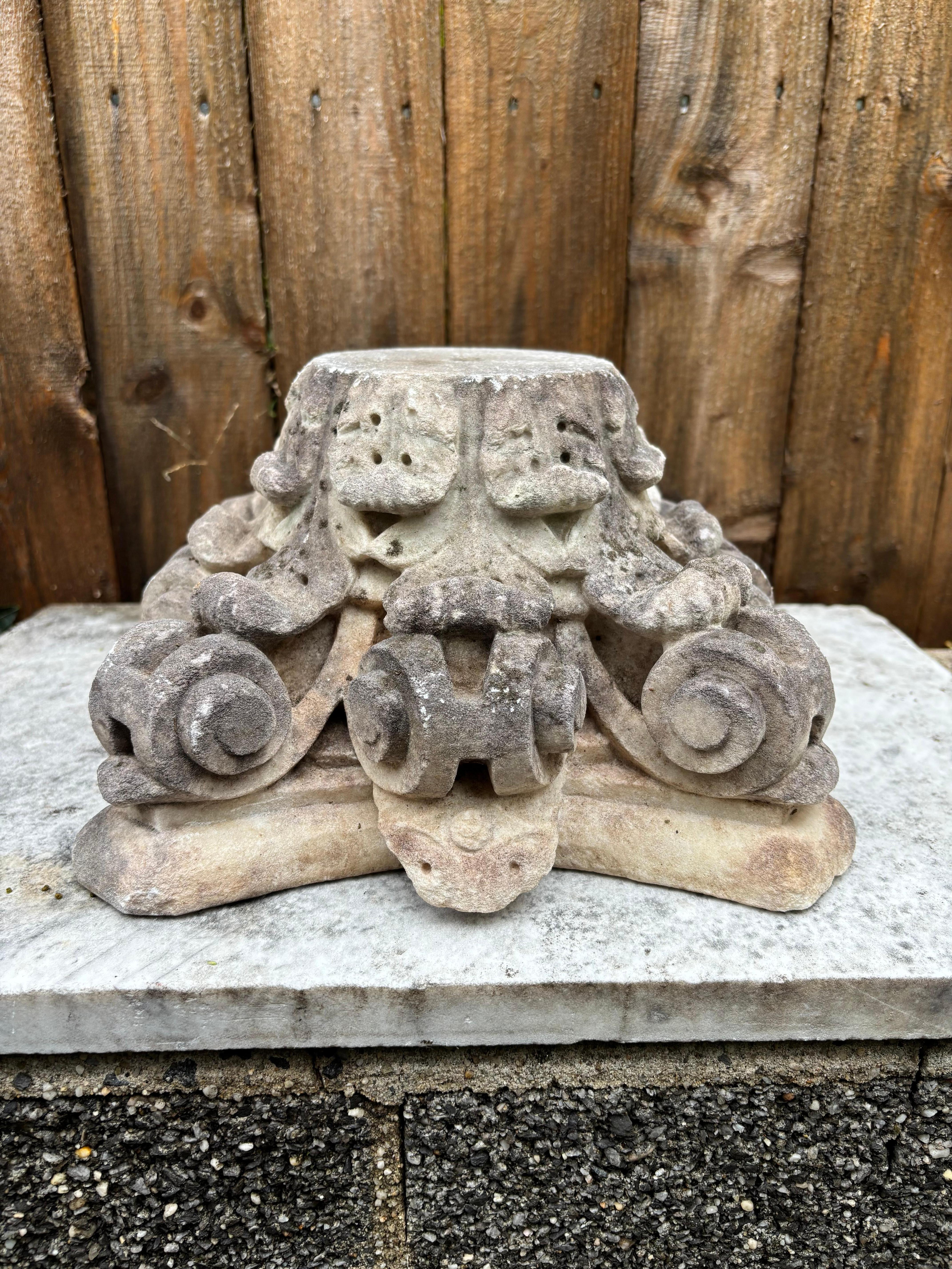 Capitel corintio de mármol tallado de estilo neoclásico italiano del siglo XIX en Bueno estado para la venta en Stamford, CT