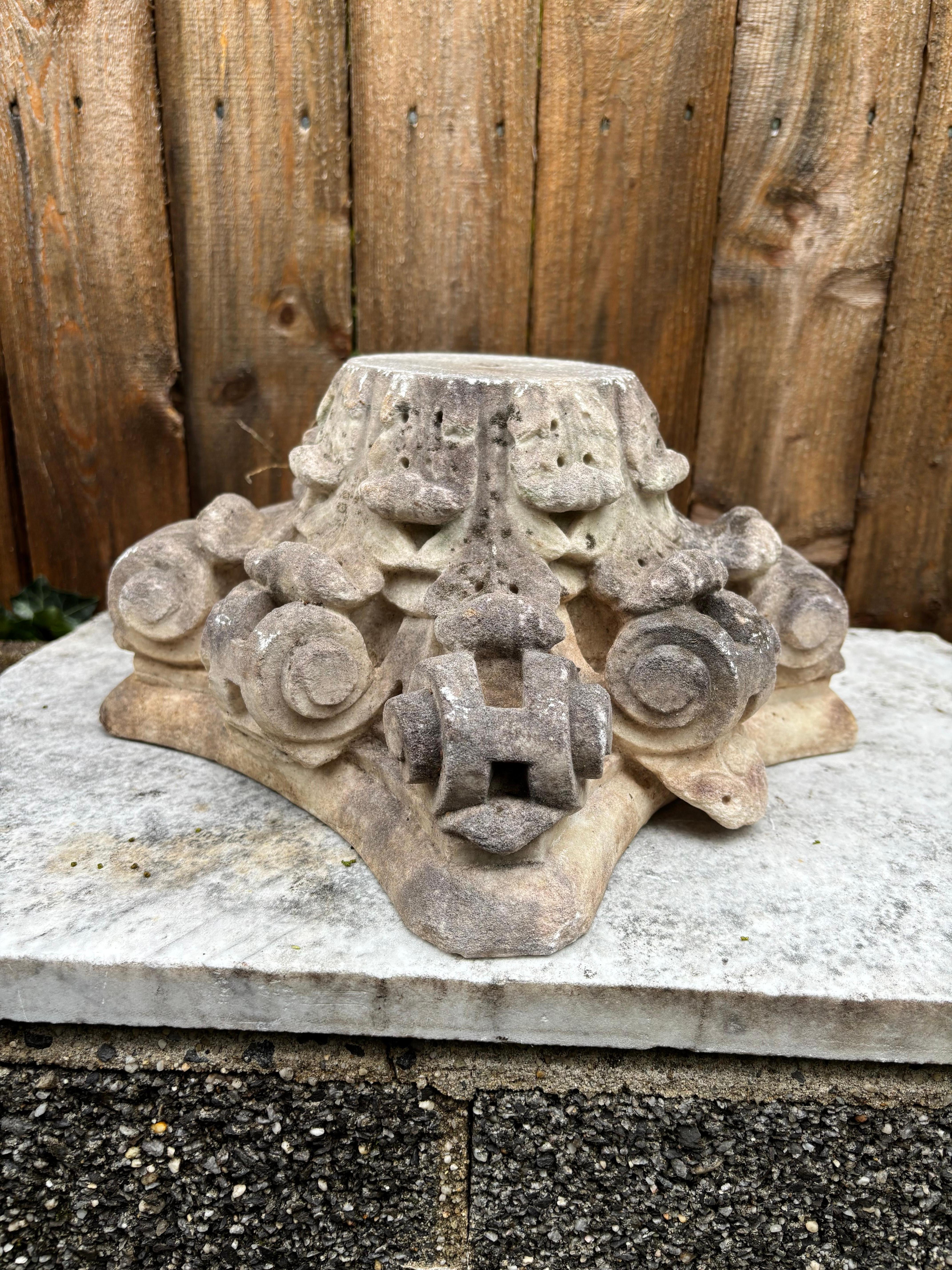 Capitel corintio de mármol tallado de estilo neoclásico italiano del siglo XIX Mármol en venta