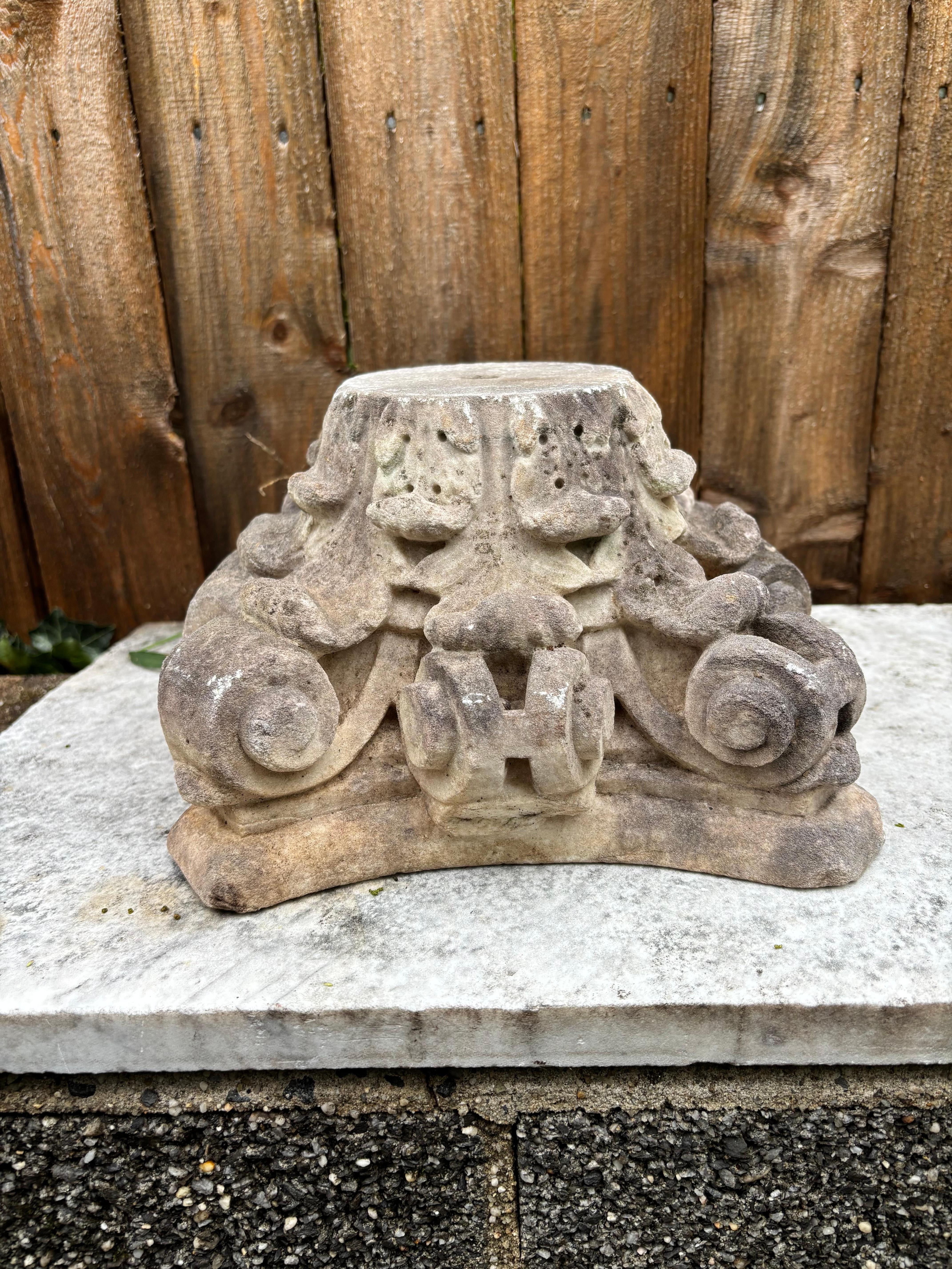 Capitel corintio de mármol tallado de estilo neoclásico italiano del siglo XIX en venta 1