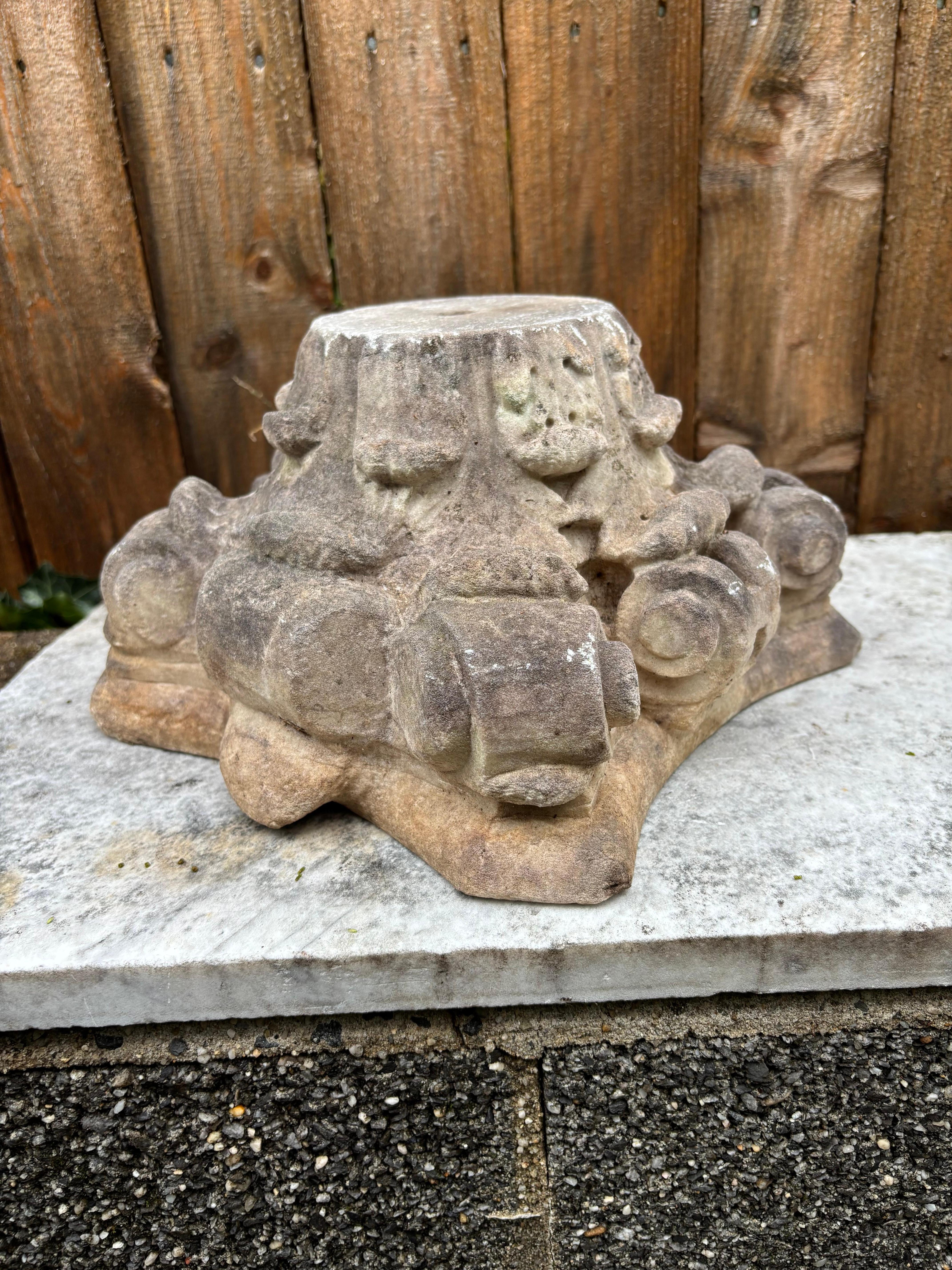 Capitel corintio de mármol tallado de estilo neoclásico italiano del siglo XIX en venta 2