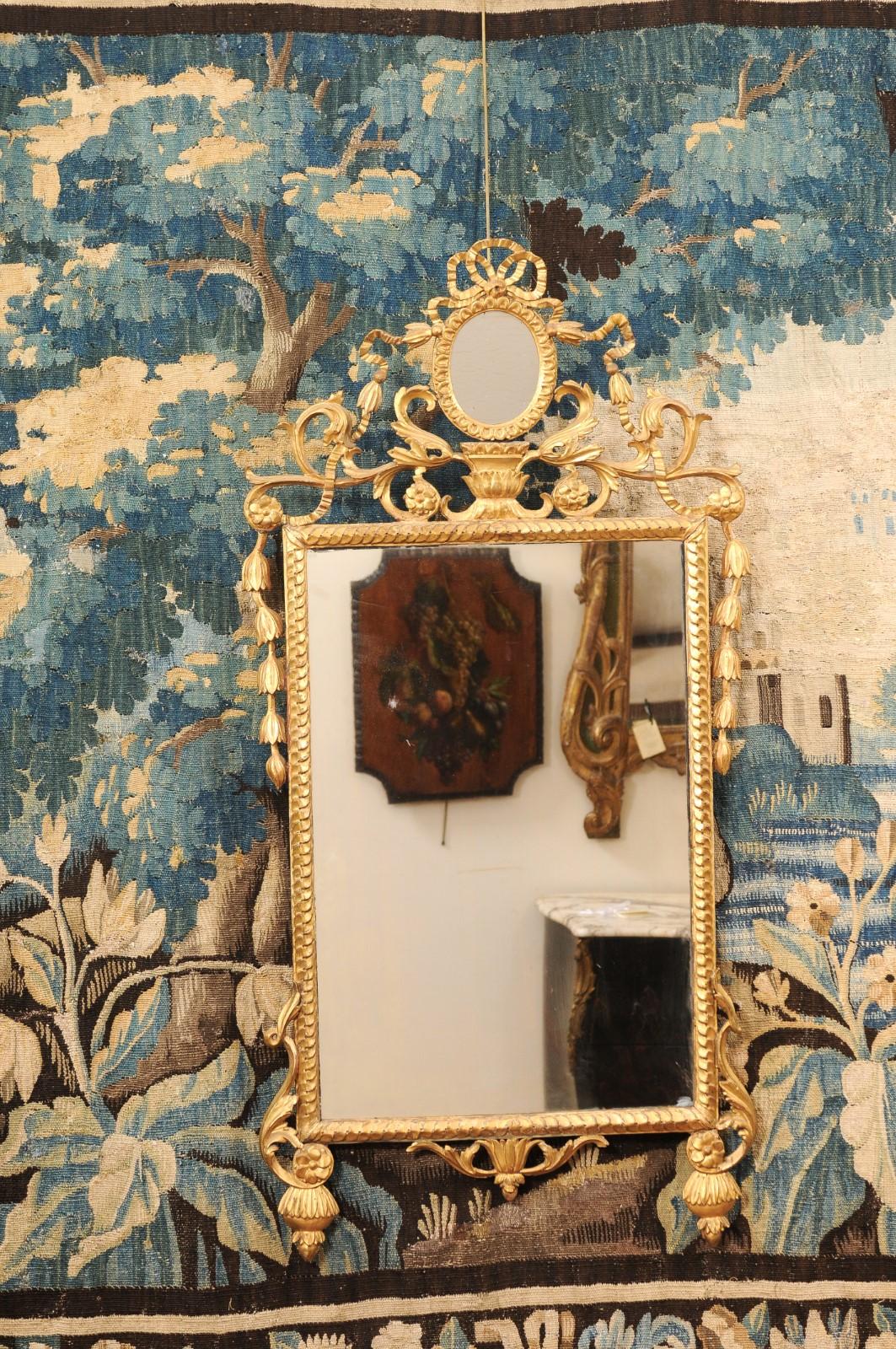 Specchio in legno dorato in stile neoclassico italiano del XIX secolo con stemma intagliato di foglie d'acanto e dettagli di archi