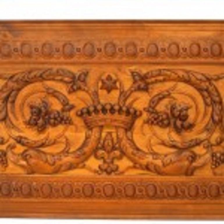 Panel de nogal tallado en relieve, estilo neoclásico italiano, siglo XIX Italiano en venta
