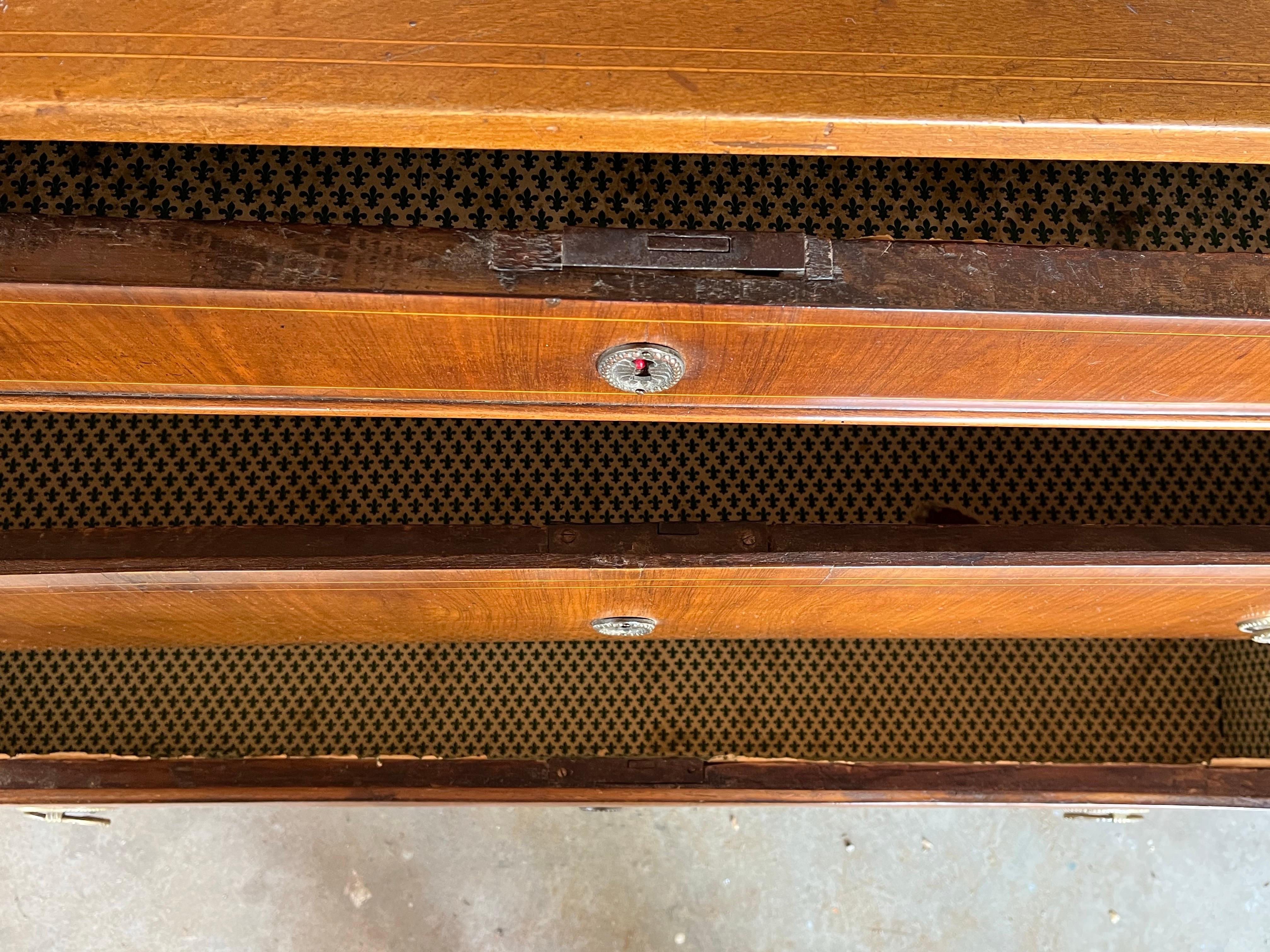 Commode in legno di noce neoclassico italiano del XIX secolo con intarsi in vendita 3