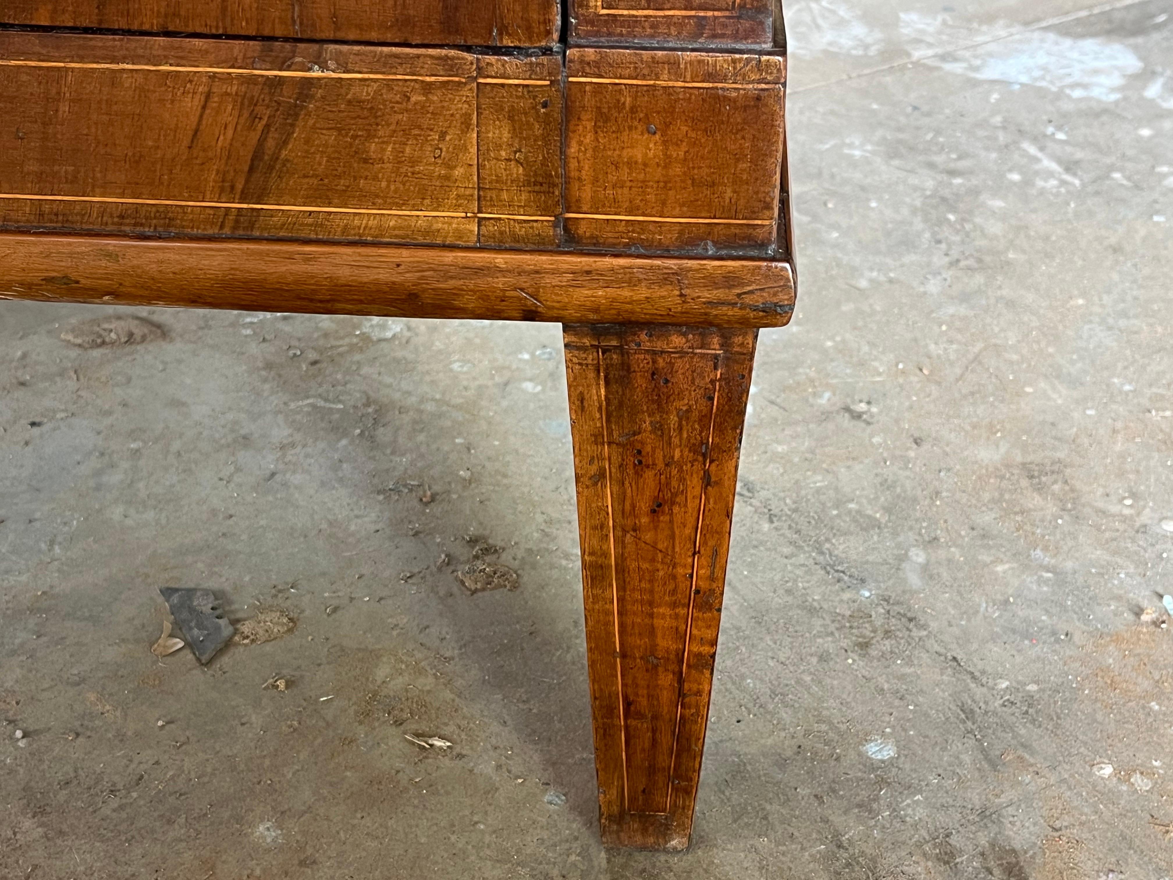 Commode in legno di noce neoclassico italiano del XIX secolo con intarsi in vendita 4