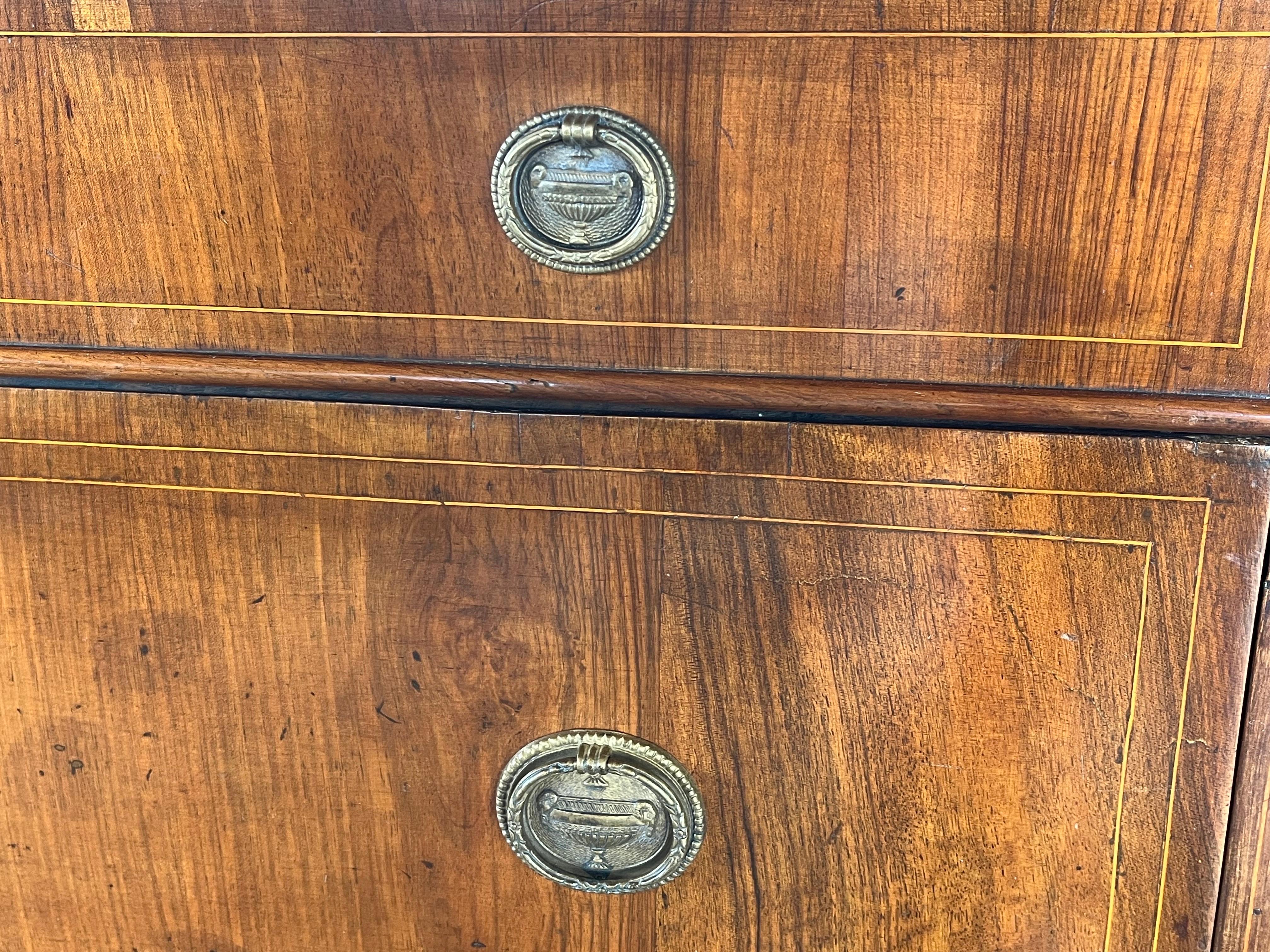 Commode in legno di noce neoclassico italiano del XIX secolo con intarsi in vendita 5