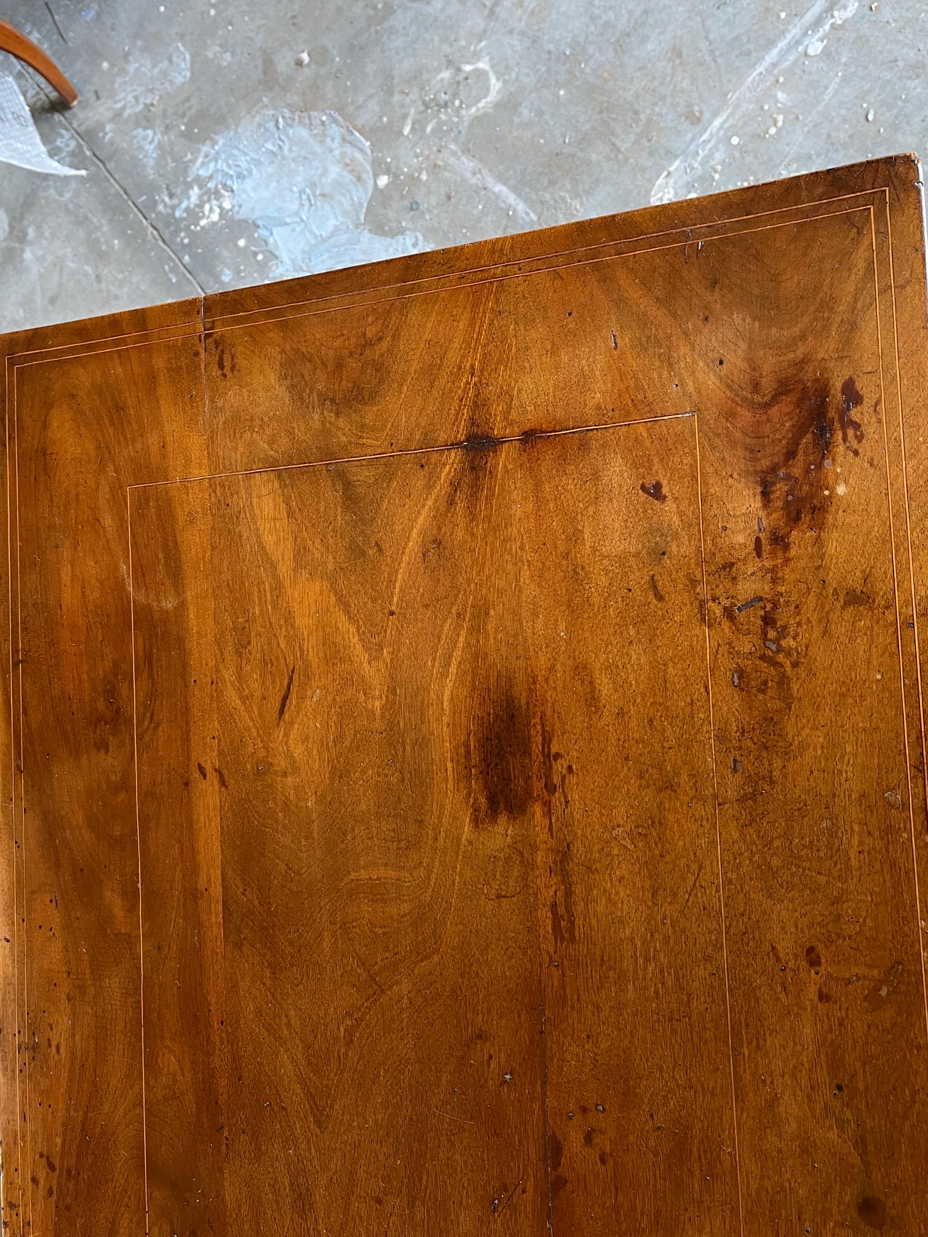 Commode in legno di noce neoclassico italiano del XIX secolo con intarsi in vendita 6