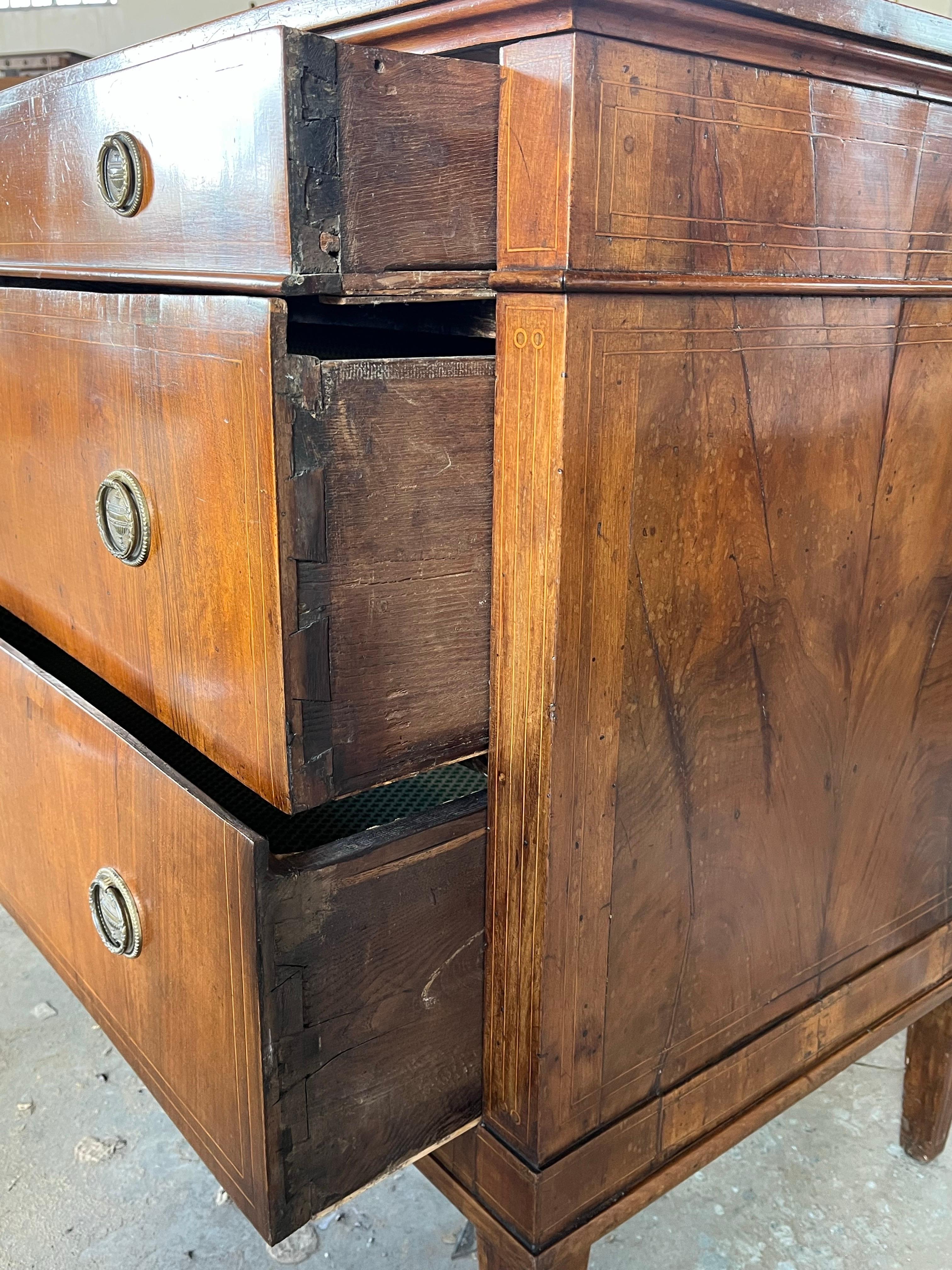 Commode in legno di noce neoclassico italiano del XIX secolo con intarsi in vendita 8