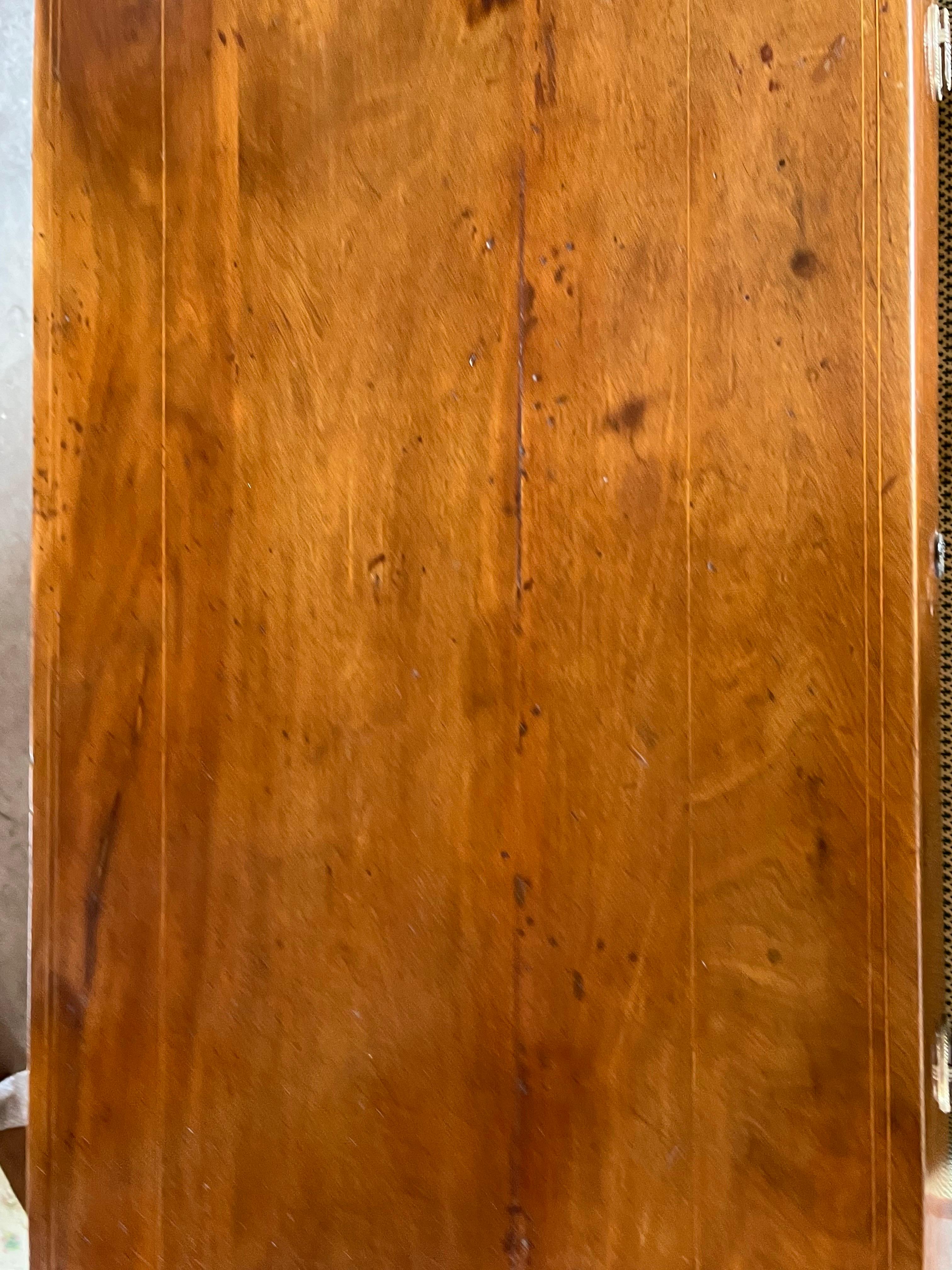 Commode in legno di noce neoclassico italiano del XIX secolo con intarsi in vendita 9