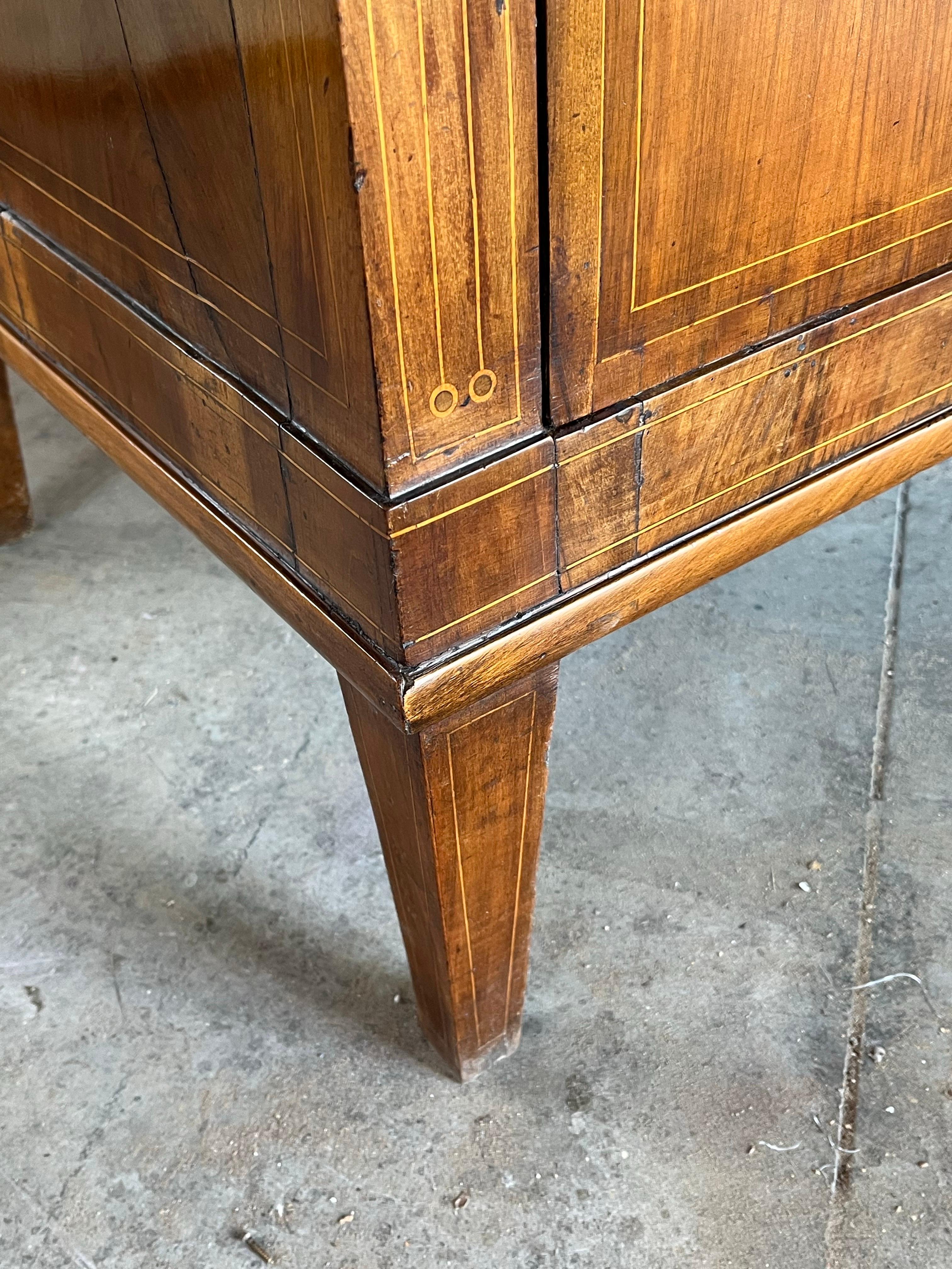 Commode in legno di noce neoclassico italiano del XIX secolo con intarsi in vendita 10