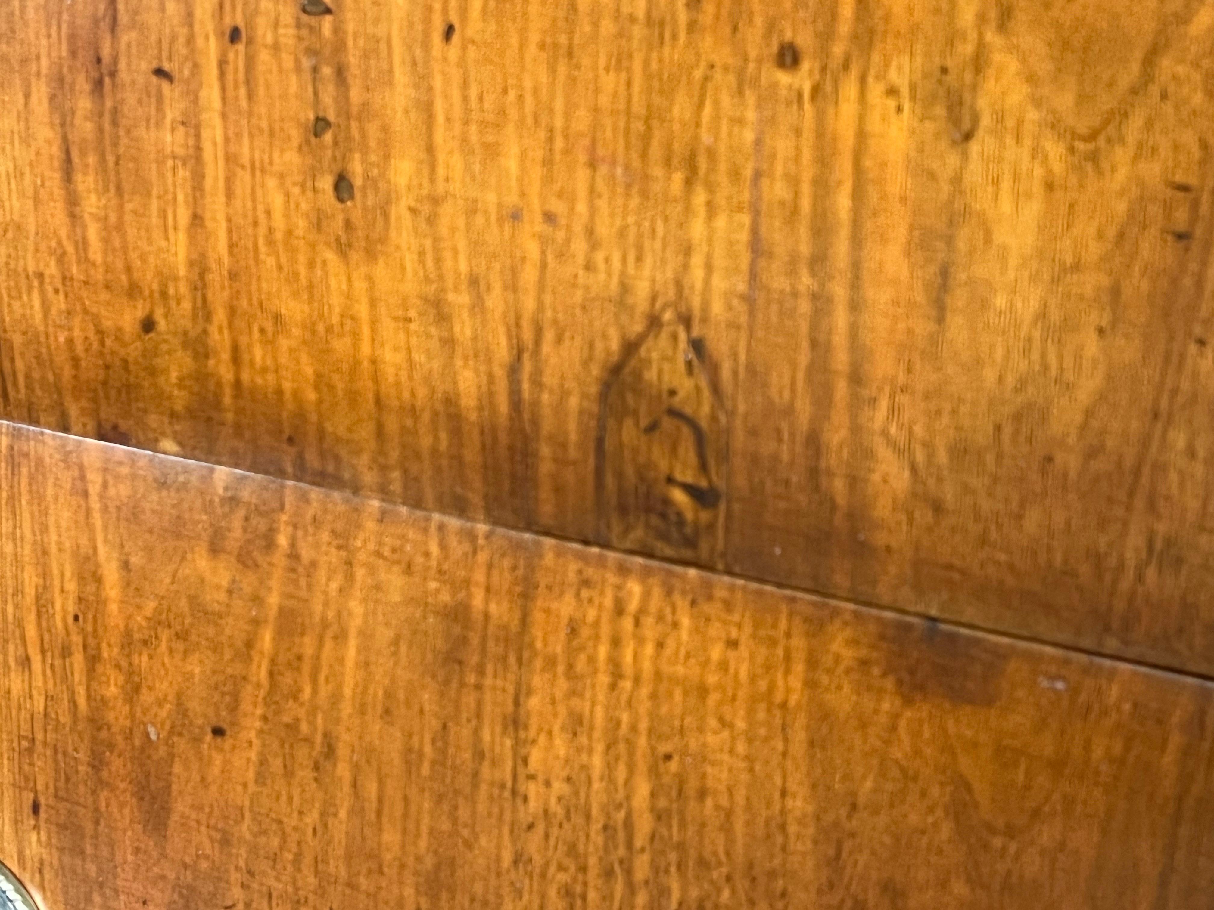 Commode in legno di noce neoclassico italiano del XIX secolo con intarsi in vendita 11