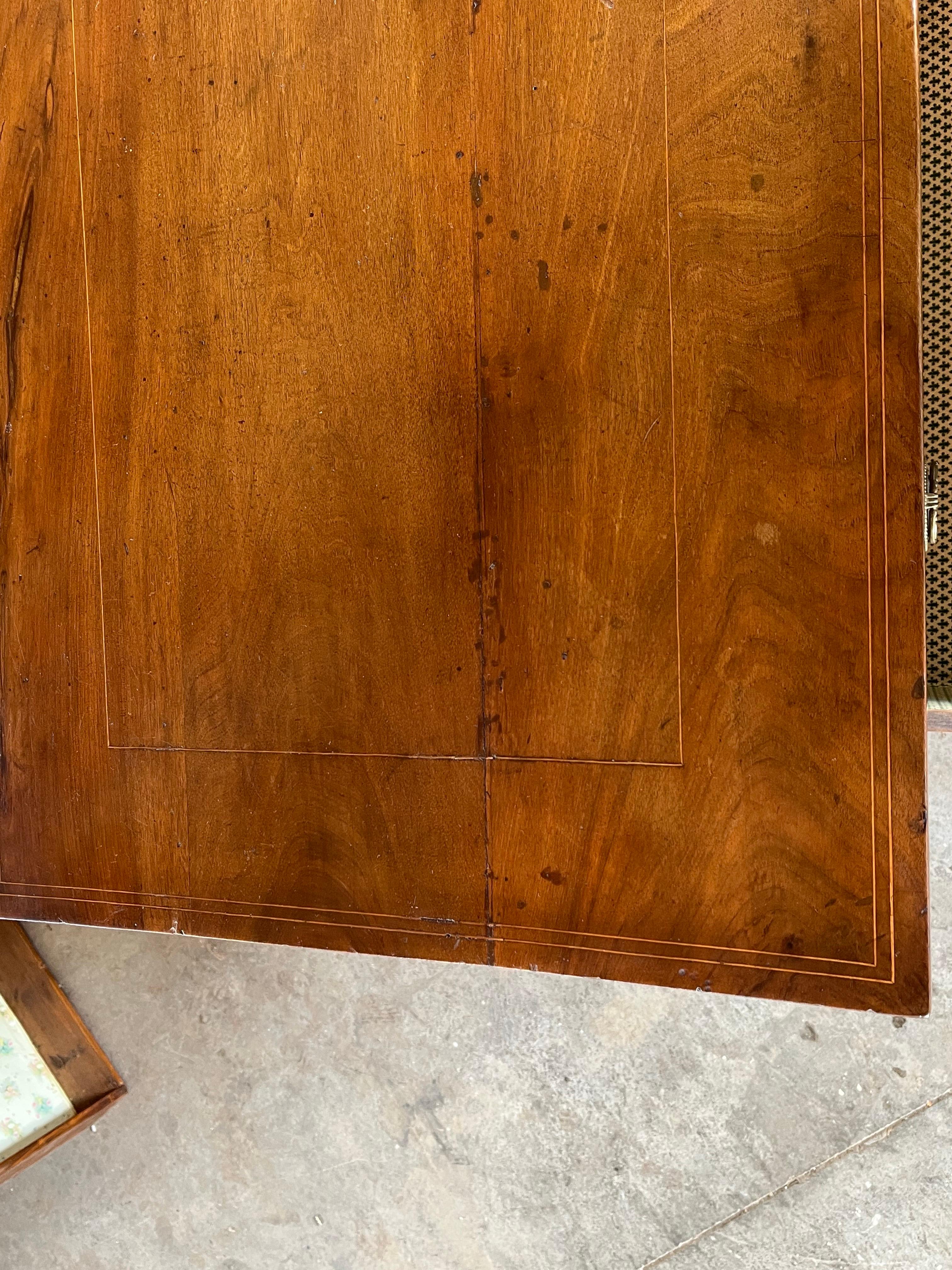 Commode in legno di noce neoclassico italiano del XIX secolo con intarsi in vendita 12