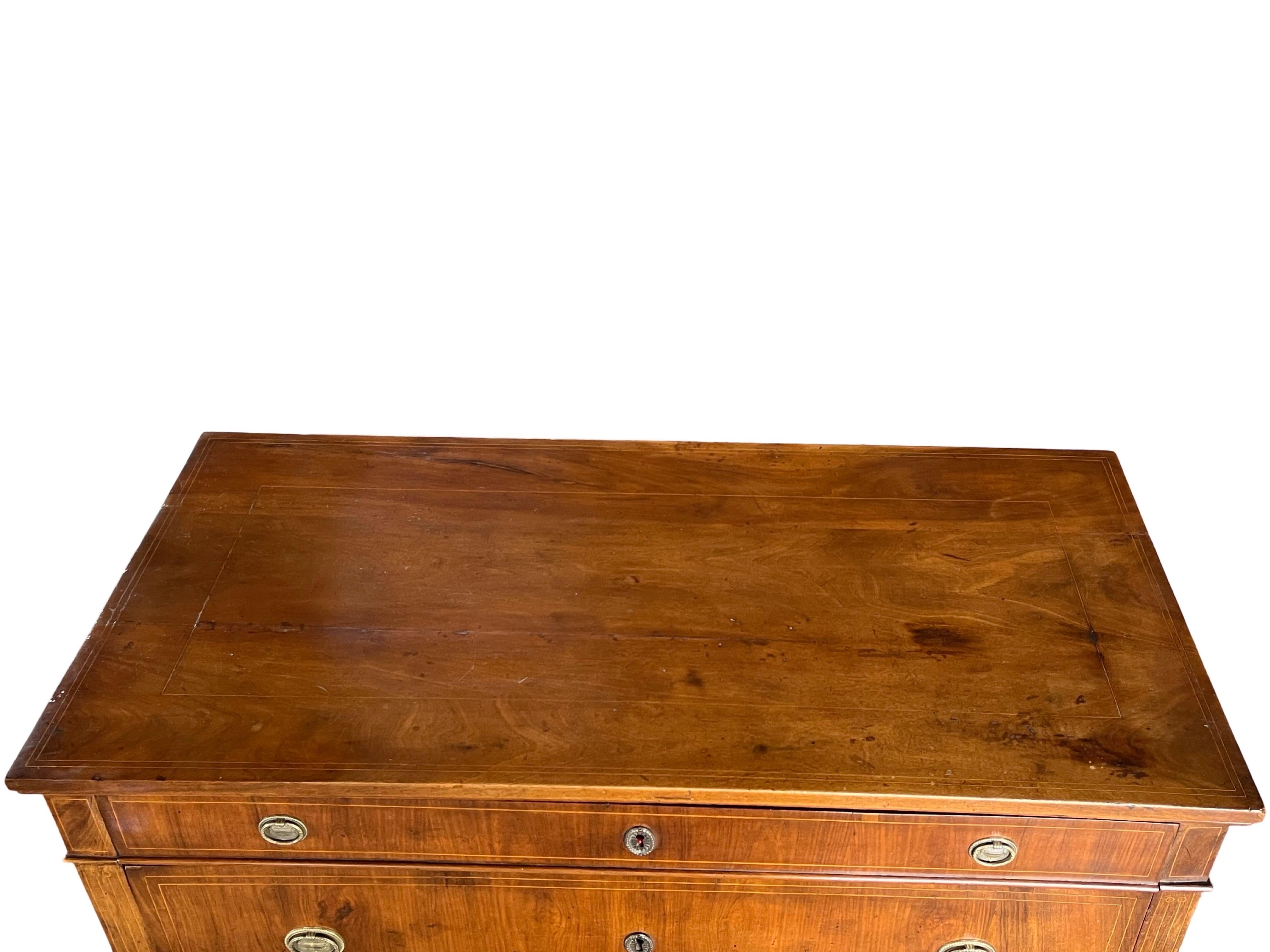 Commodo neoclassico realizzato a mano in Italia all'inizio dell'Ottocento o alla fine del Settecento con legni da frutto e decorato con impiallacciature e intarsi in noce. Il petto ha linee e colori bellissimi. La sua forma e le sue linee le