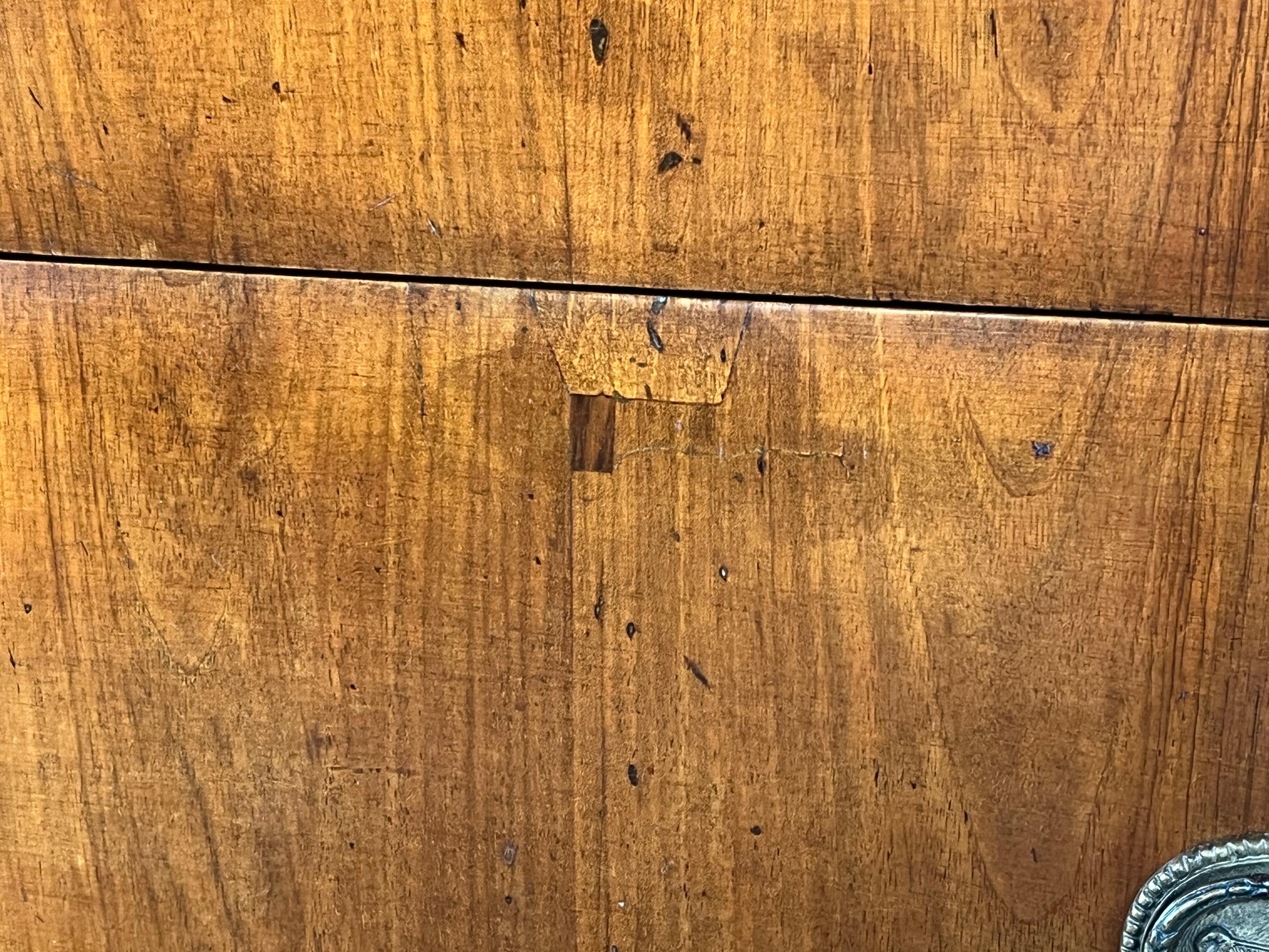 Commode in legno di noce neoclassico italiano del XIX secolo con intarsi in vendita 13