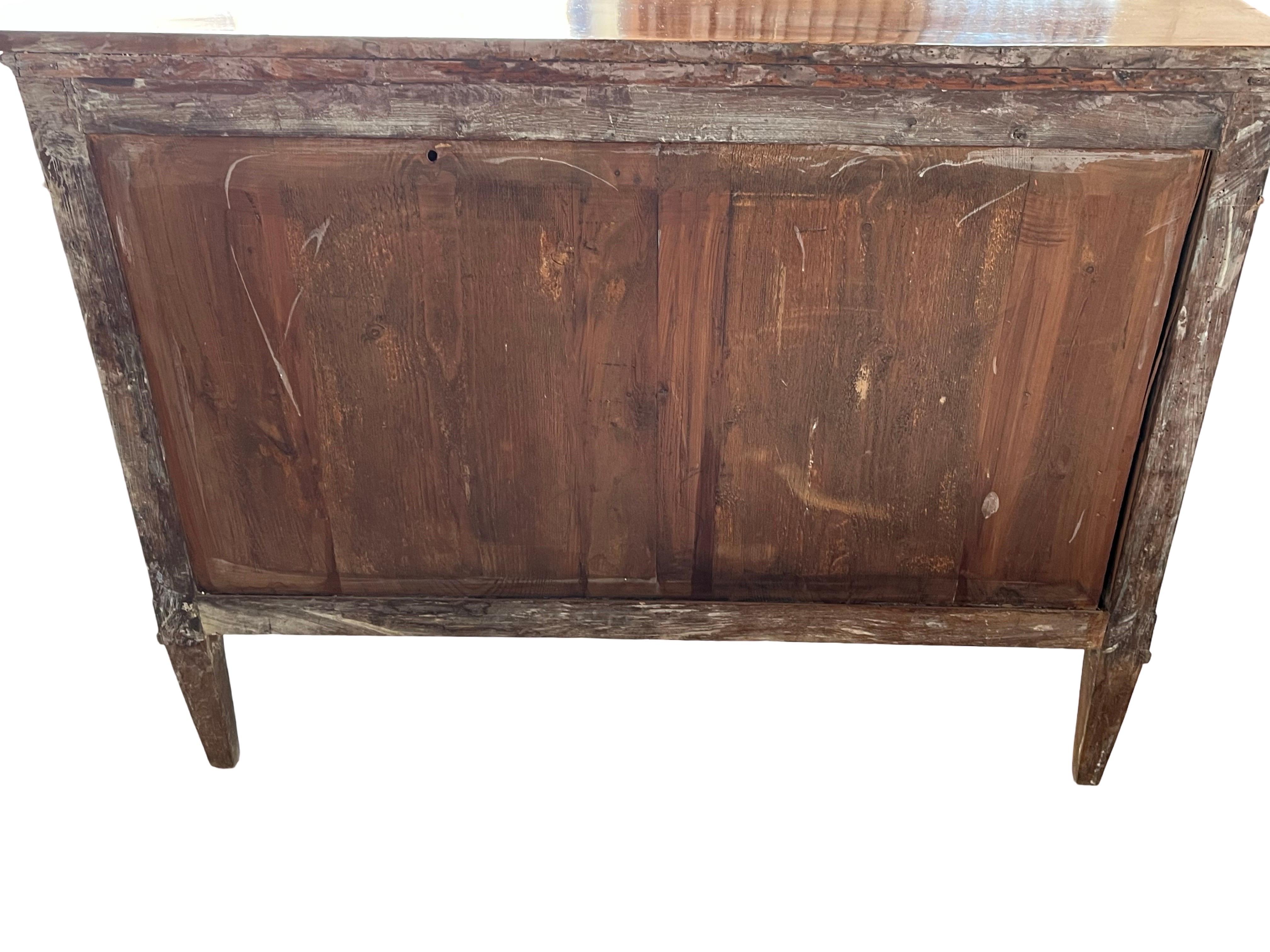 Neoclassico Commode in legno di noce neoclassico italiano del XIX secolo con intarsi in vendita