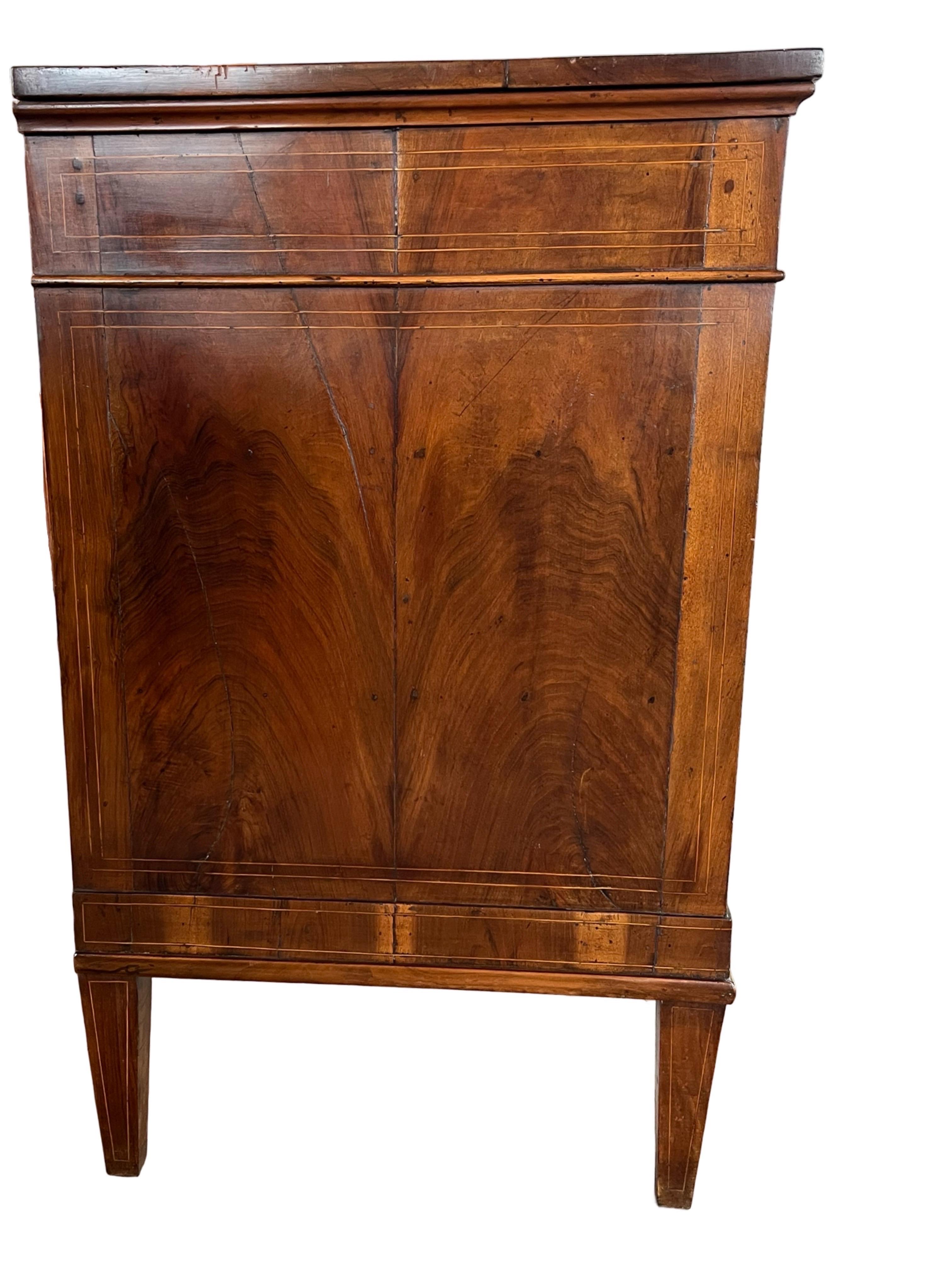 Europeo Commode in legno di noce neoclassico italiano del XIX secolo con intarsi in vendita
