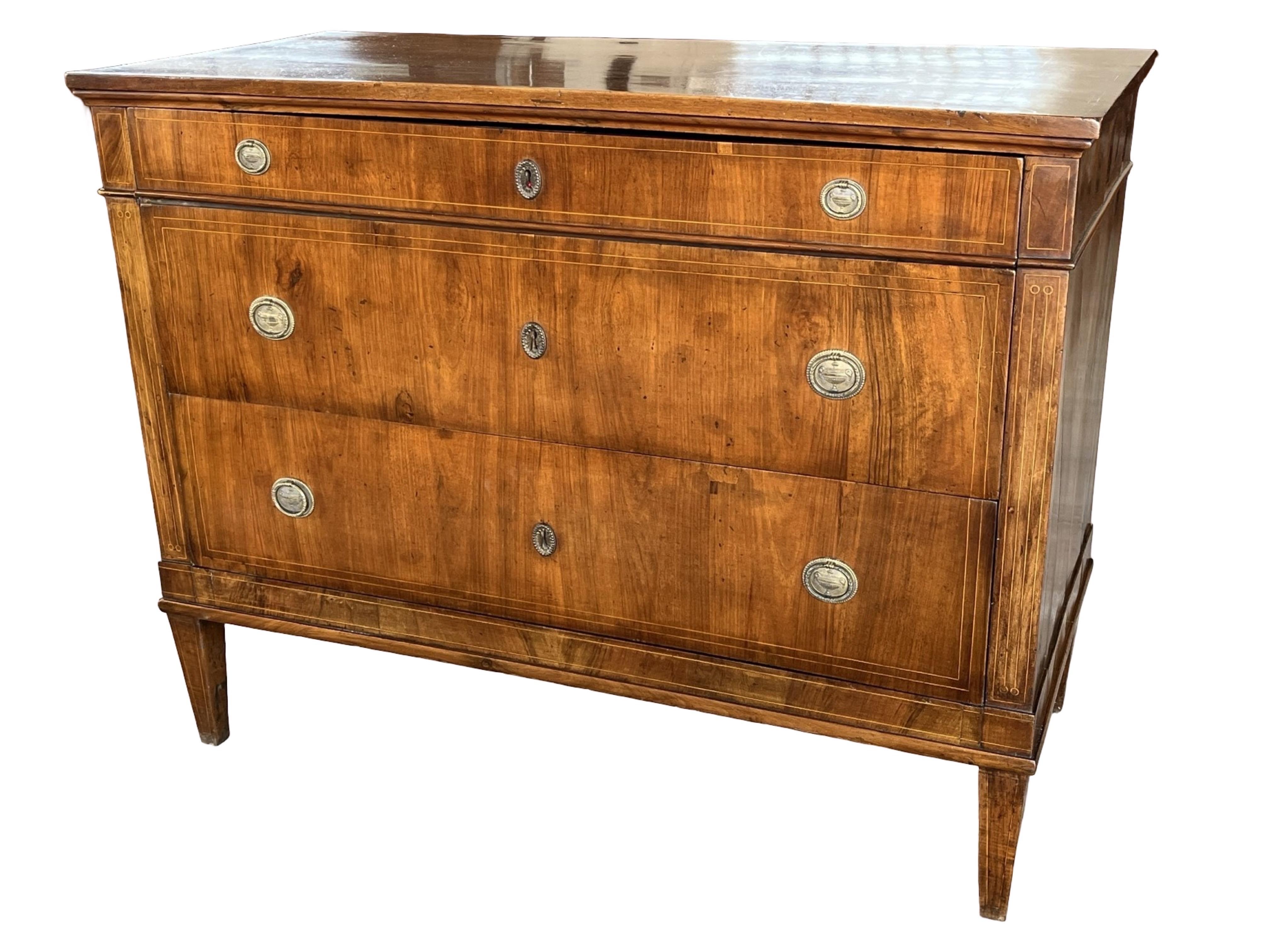 Commode in legno di noce neoclassico italiano del XIX secolo con intarsi In condizioni buone in vendita a Carmine, TX