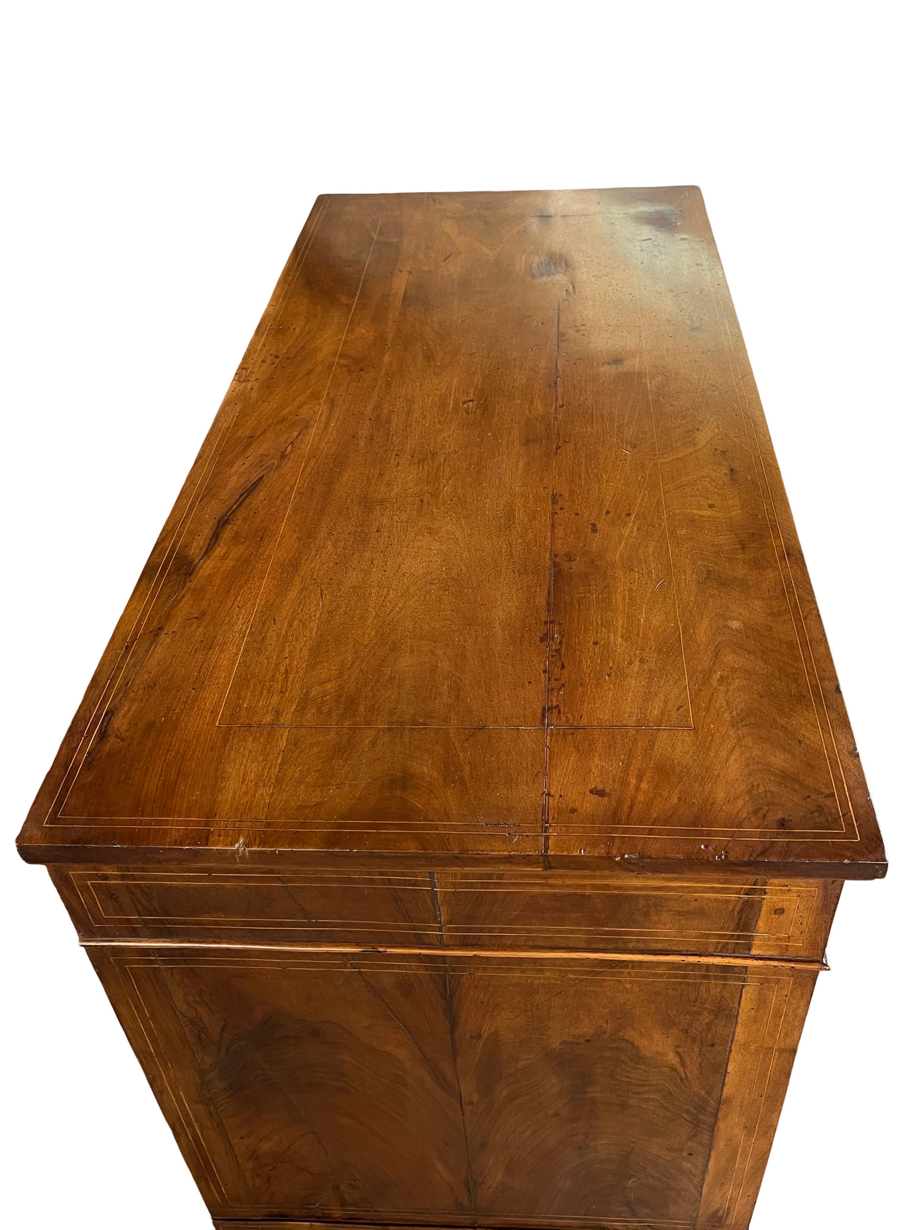 Noce Commode in legno di noce neoclassico italiano del XIX secolo con intarsi in vendita