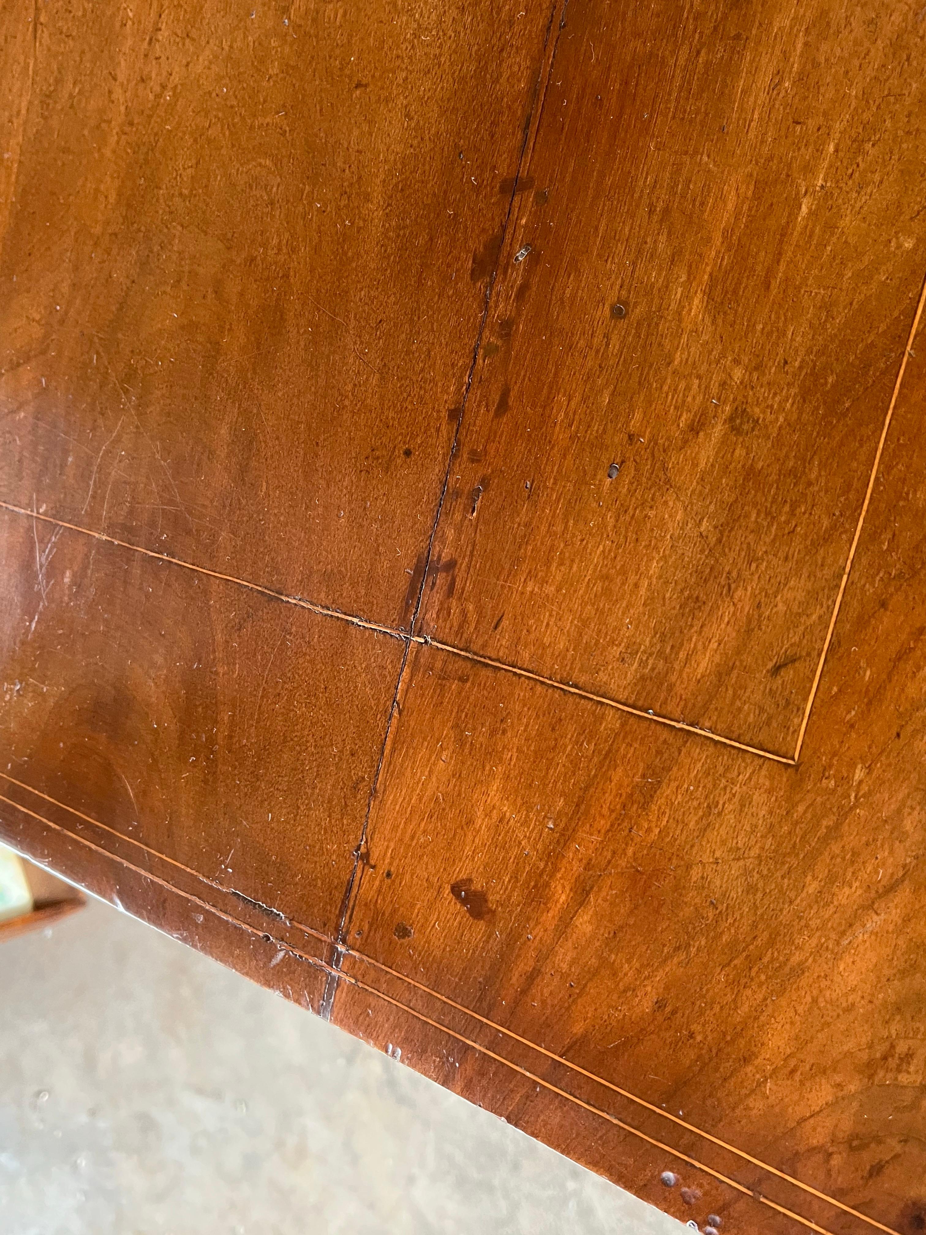 Commode in legno di noce neoclassico italiano del XIX secolo con intarsi in vendita 2