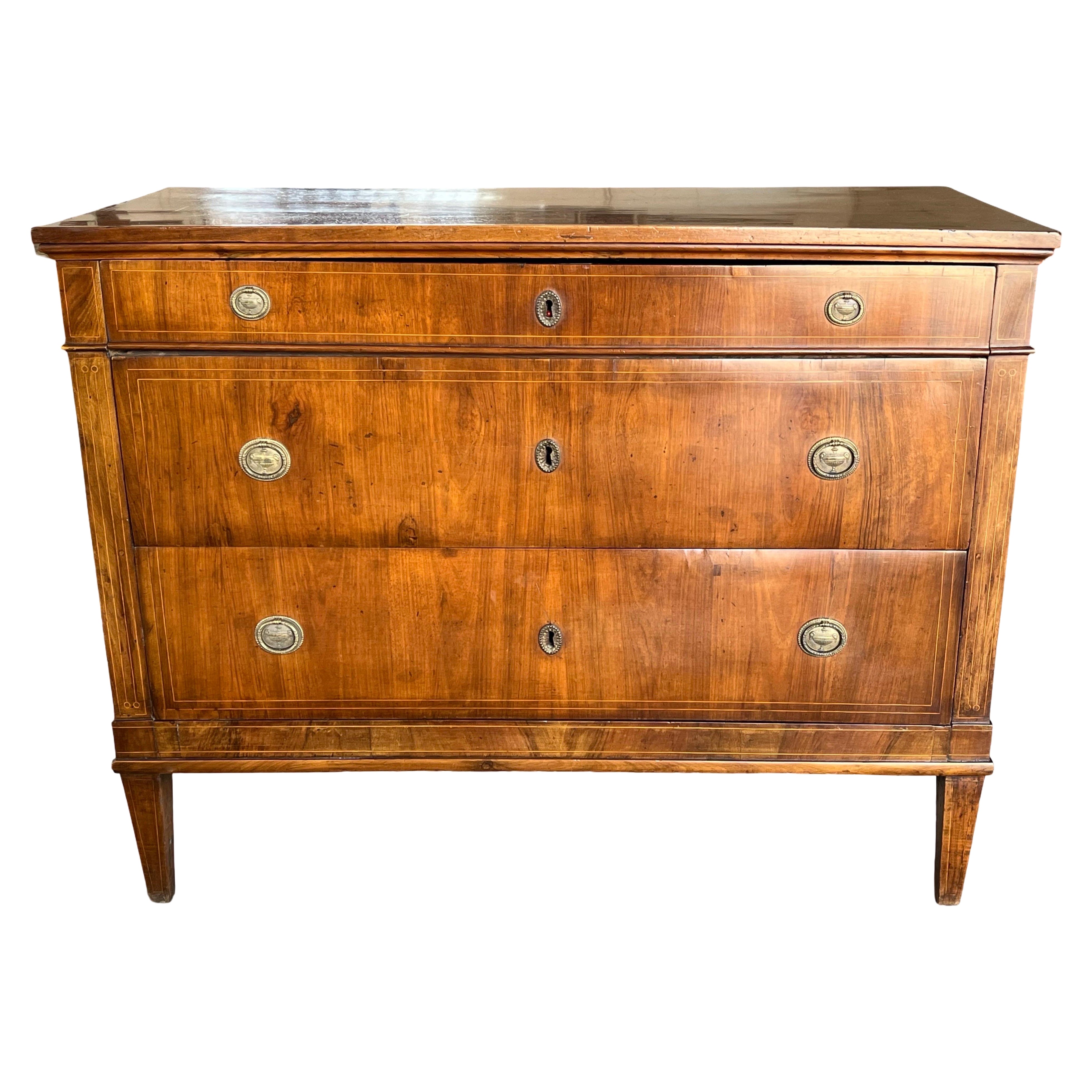 Commode in legno di noce neoclassico italiano del XIX secolo con intarsi in vendita