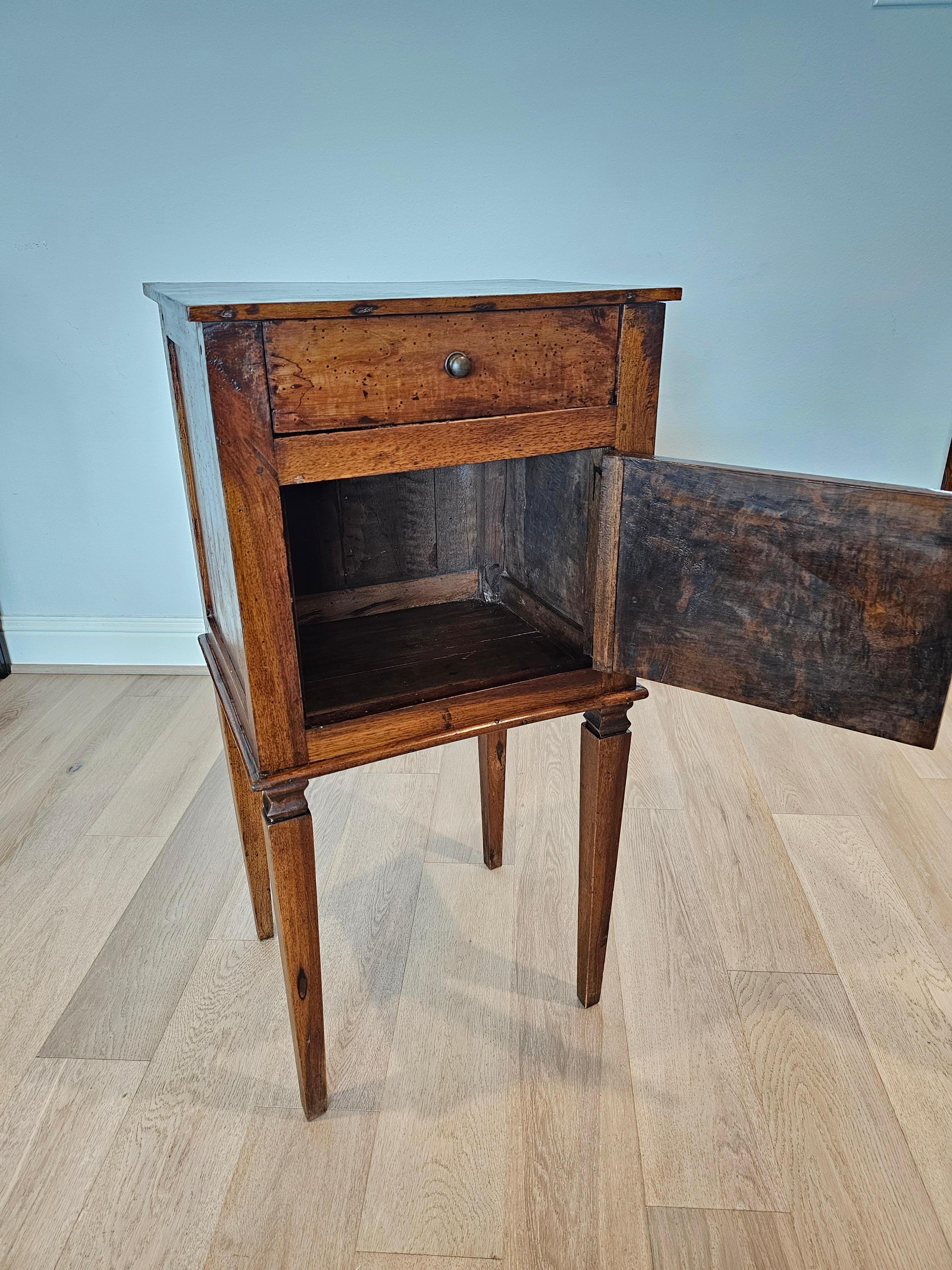 19th Century Italian Neoclassical Walnut Side Table Bedside Cabinet For Sale 6